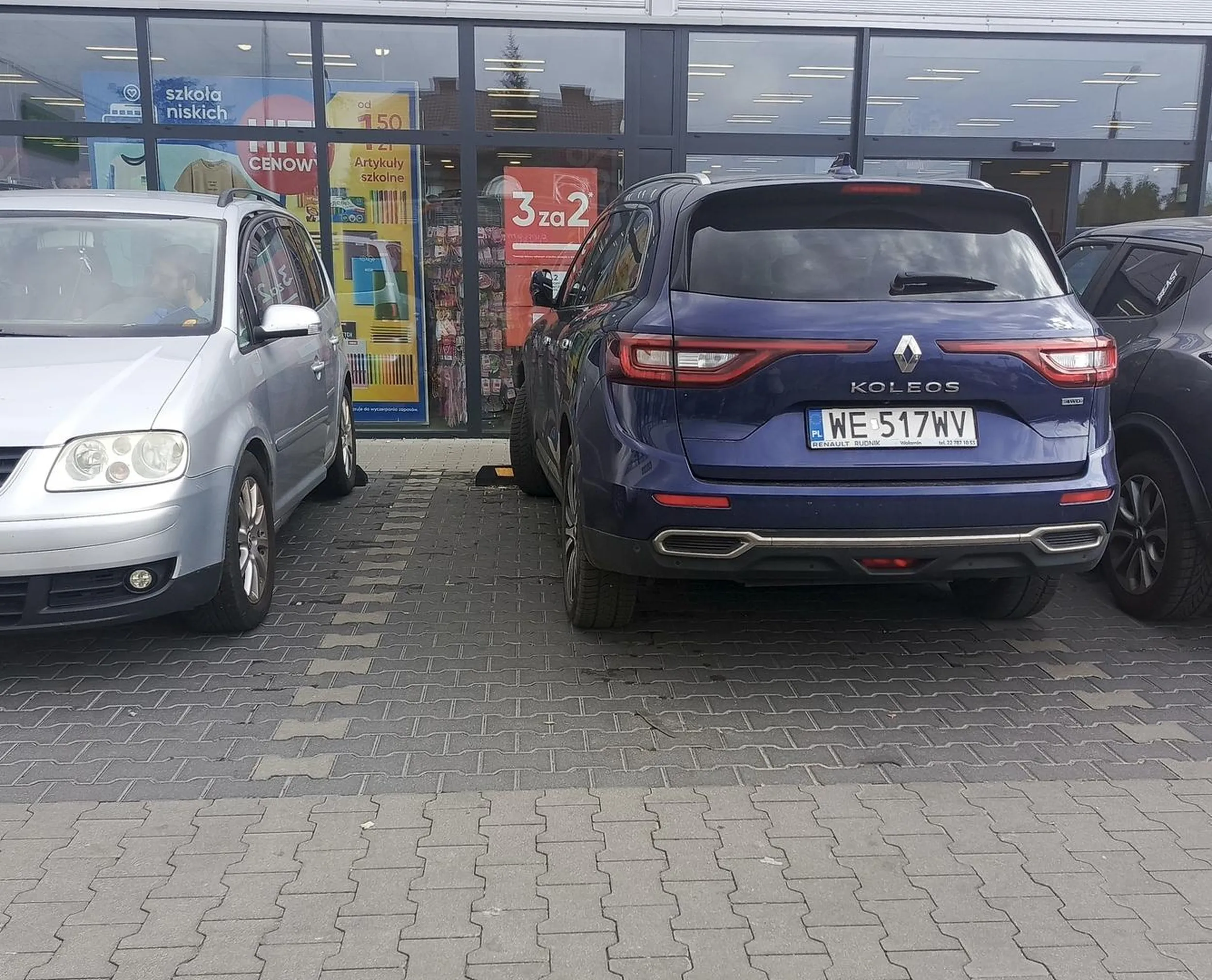 Polecam nauczyć się parkować w wyznaczonych liniach, a nie zastawiać komuś samochód ?