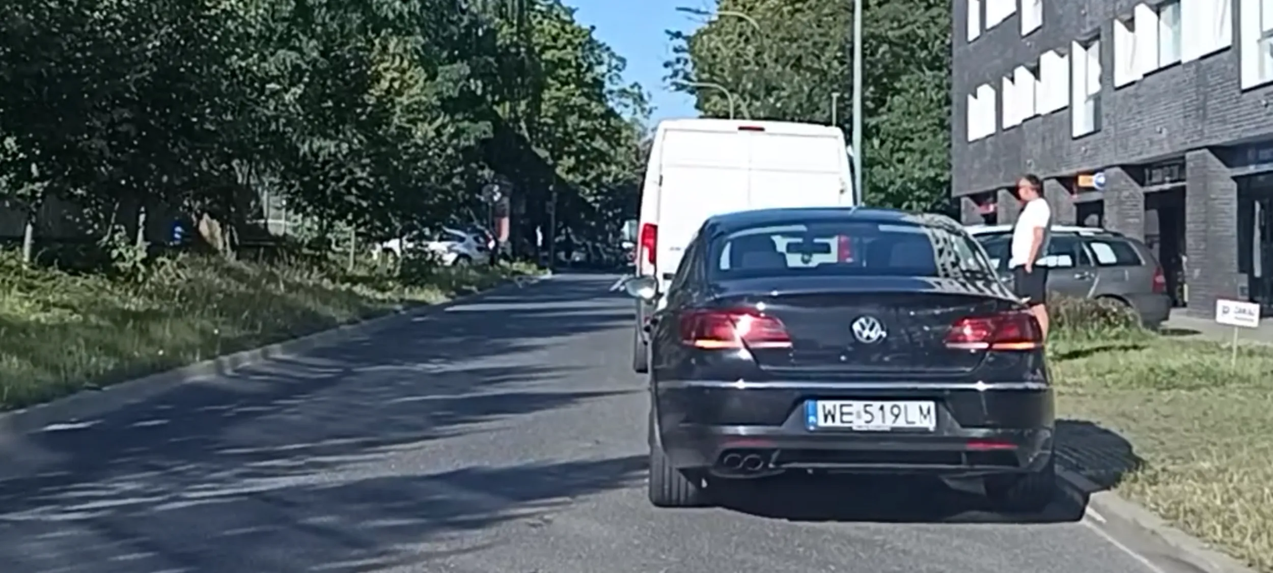 Chamsko parkuje na zakazie