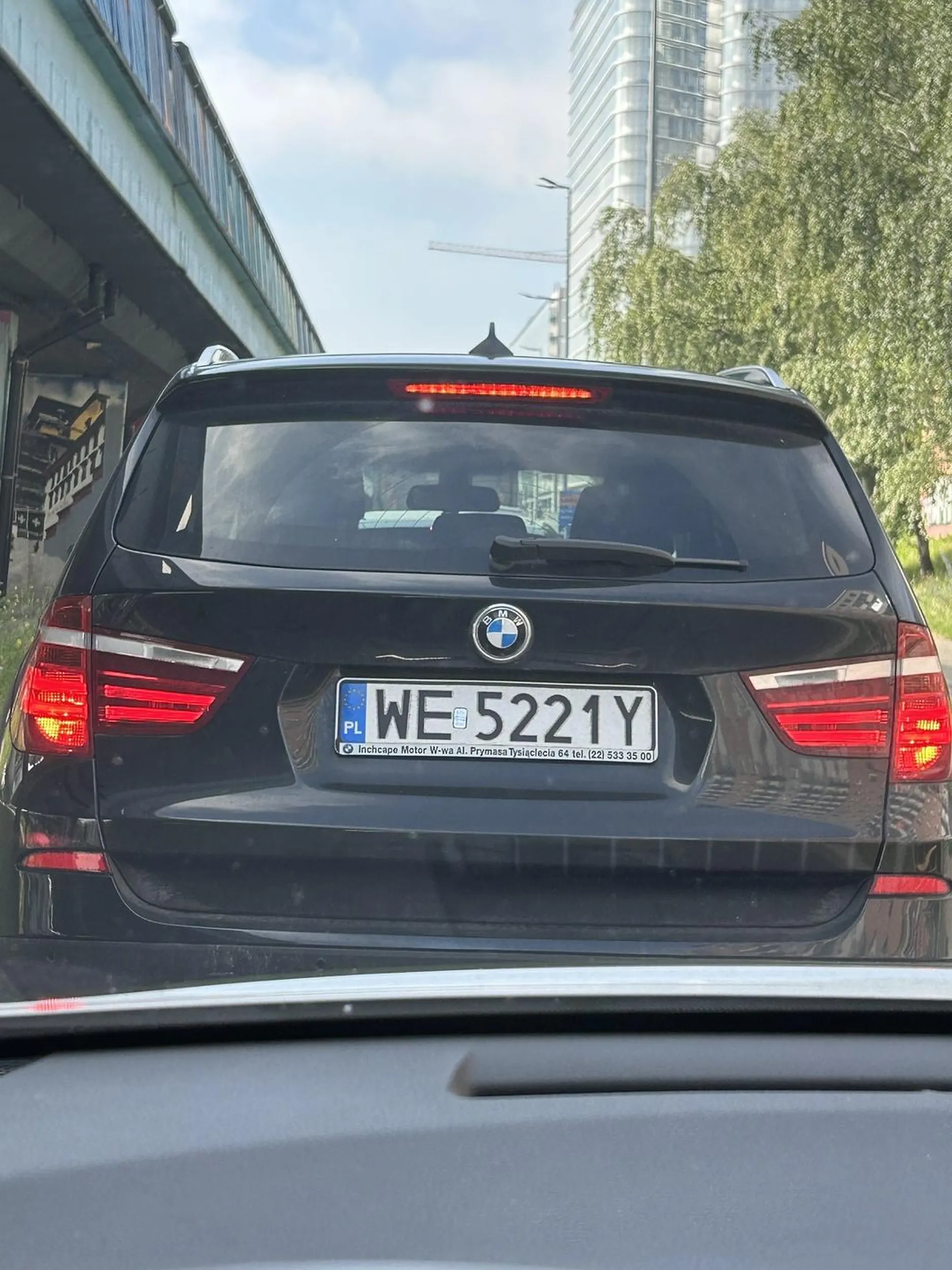 Prostak w nawarze, który wpycha się na skrzyżowaniu i uniemożliwia innym zjazd ze skrzyżowania. Wpycha się ze skrajnego prawego pasa do skrętu w prawo na skrajny lewy do lewoskrętu…