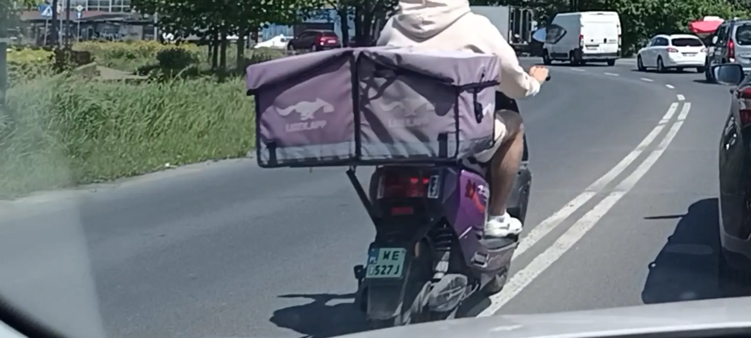 Nachodźca z Bangladeszu wyprzedza na zakręcie na podwójnej linii ciągłej. W niedzielę głosujemy przeciwko przyjmowaniu nachodźców! Łapa w górę ?