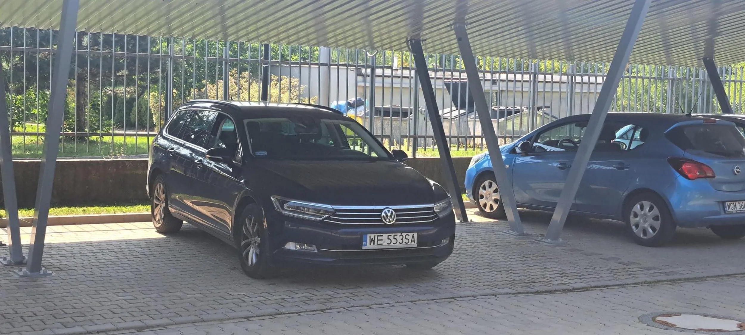 Przygłupi stary dziad parkuje na 2 miejscach parkingowych i jeszcze robi awanturę jak mu zwróciłem uwagę.