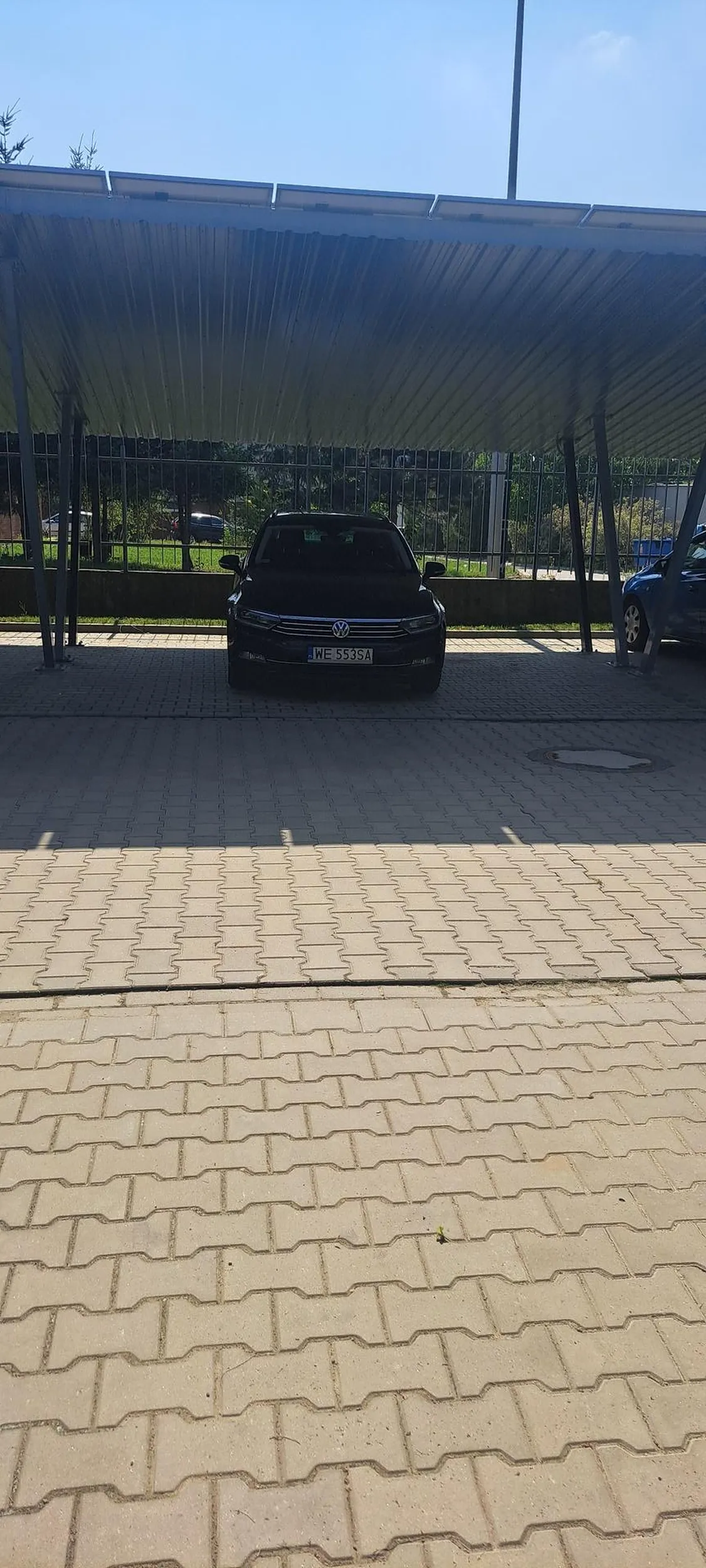 Przygłupi stary dziad parkuje na 2 miejscach parkingowych i jeszcze robi awanturę jak mu zwróciłem uwagę.