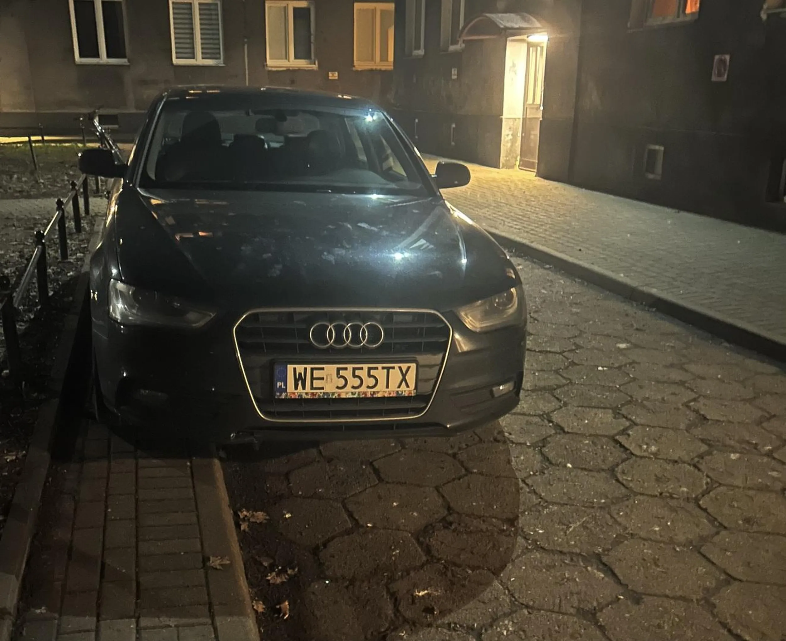 Typowy nowobogacki burak parkujący ludziom pod oknami mimo zakazu.