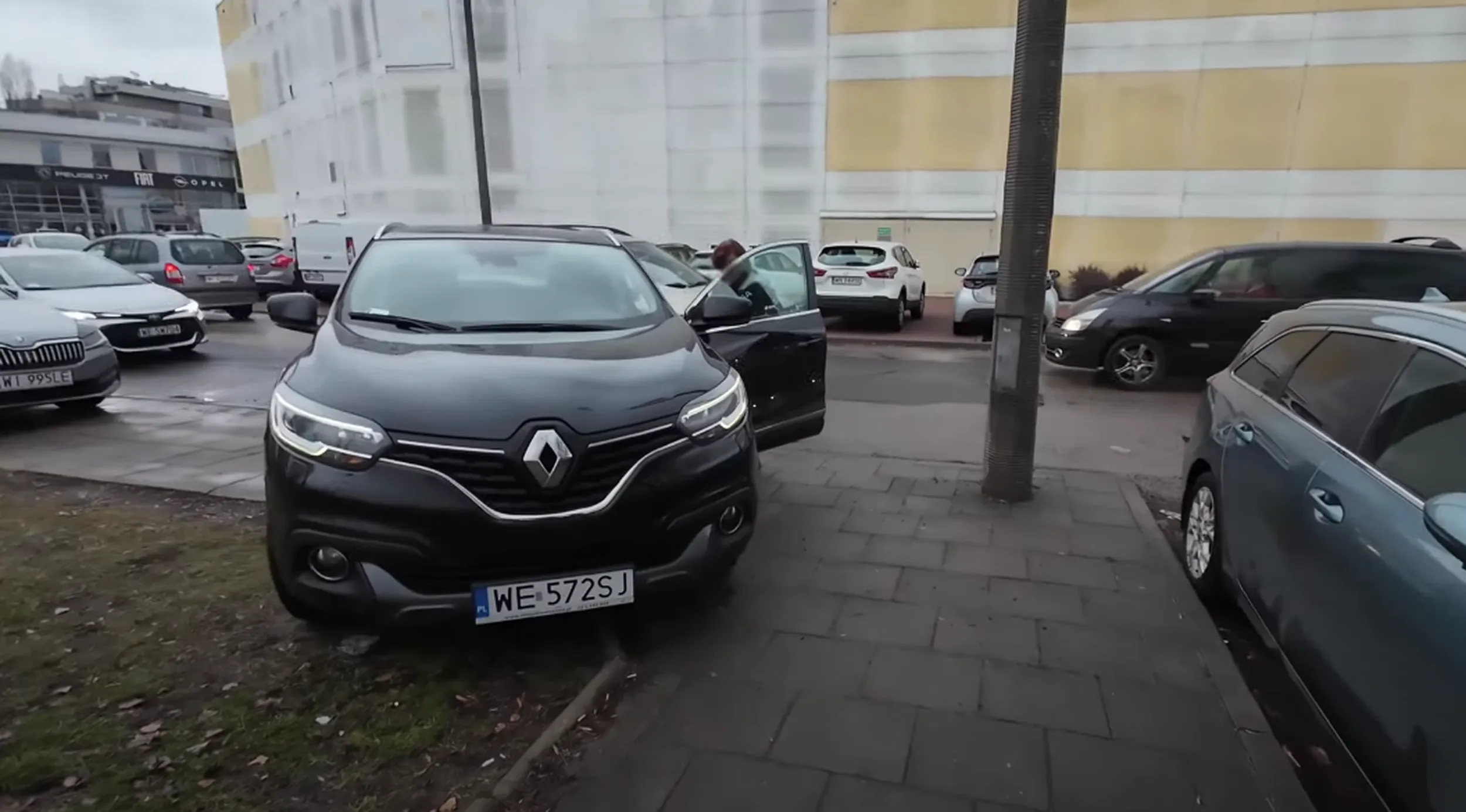 Bezmyślnie wjeżdża pojazdem na chodnik! Uważajcie na tego kierowce mozliwe ze zabije kogos na chodniku!