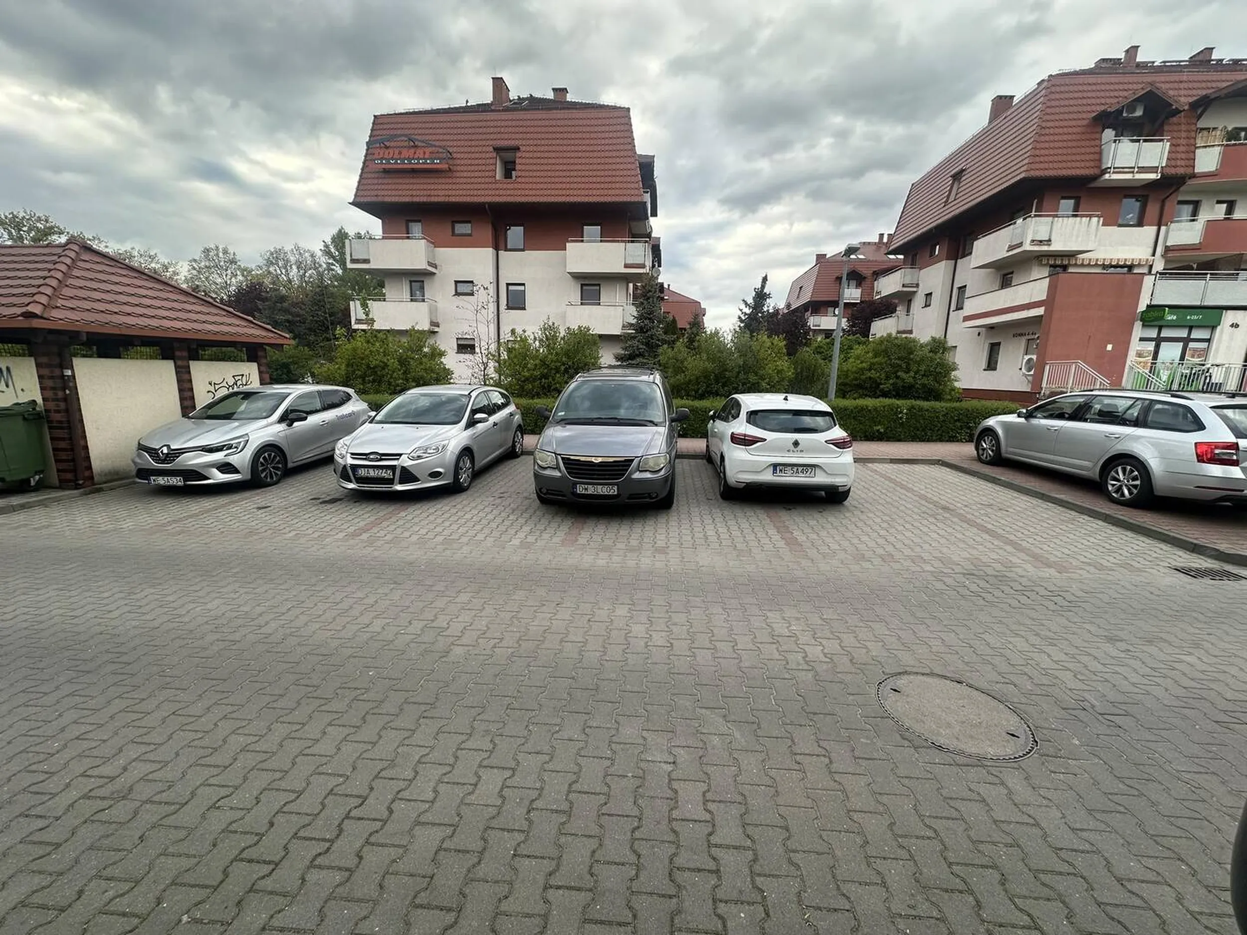 Nie polecam kierowcy. Parkuje na dwóch miejscach parkingowych.