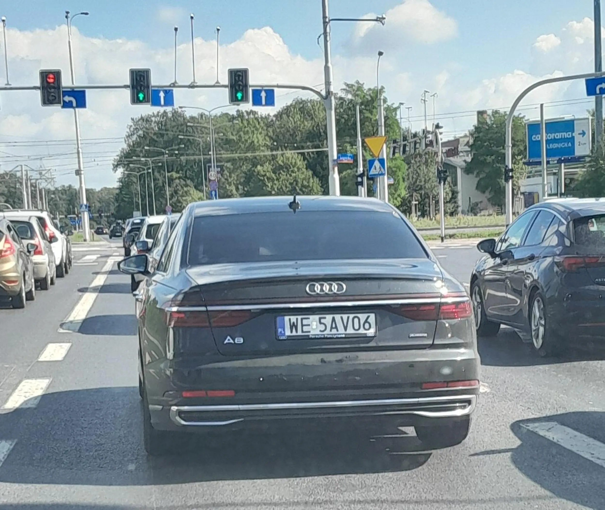 Pirat drogowy. Sk*rwiel jeździł slalomem pomiędzy autami na estakadzie we Wrocławiu. Mało brakowało, a zabiłby ludzi. Dzisiaj tj. 10 sierpnia 2024 r. Nie wyglądał na trzeźwego.  Dożywotnio zakaz pojazdu dla typa.