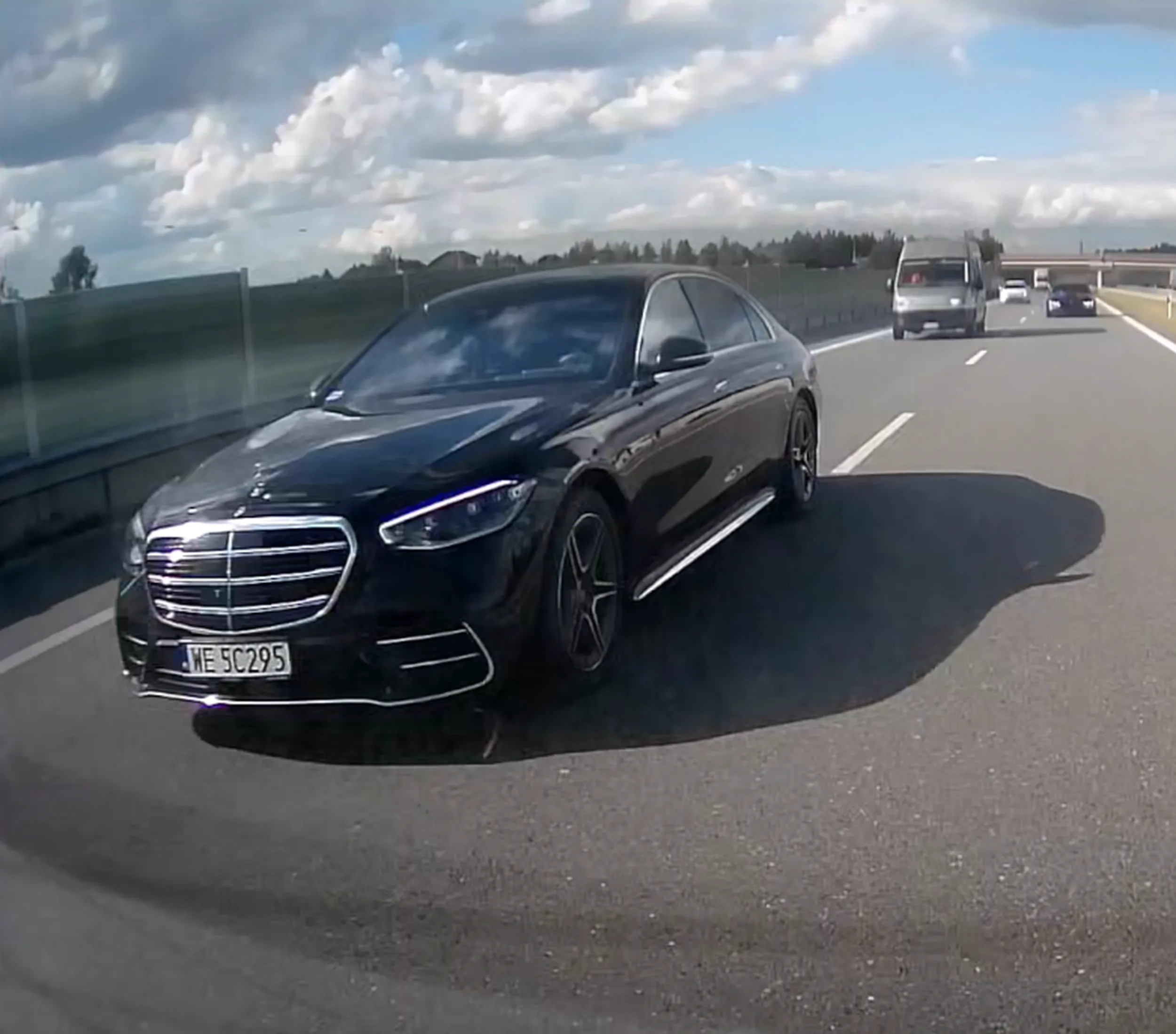 W trakcie wyprzedzania z maksymalną dopuszczalną prędkością na S7 lewym pasem, ledwo po minięciu busa, gościu zaczął mi migać światłami, mimo że wyprzedzałem autobus który znajdował się nieco dalej. Potem wyprzedził mnie z prawej strony i pognał łamiąc przepisy w dal