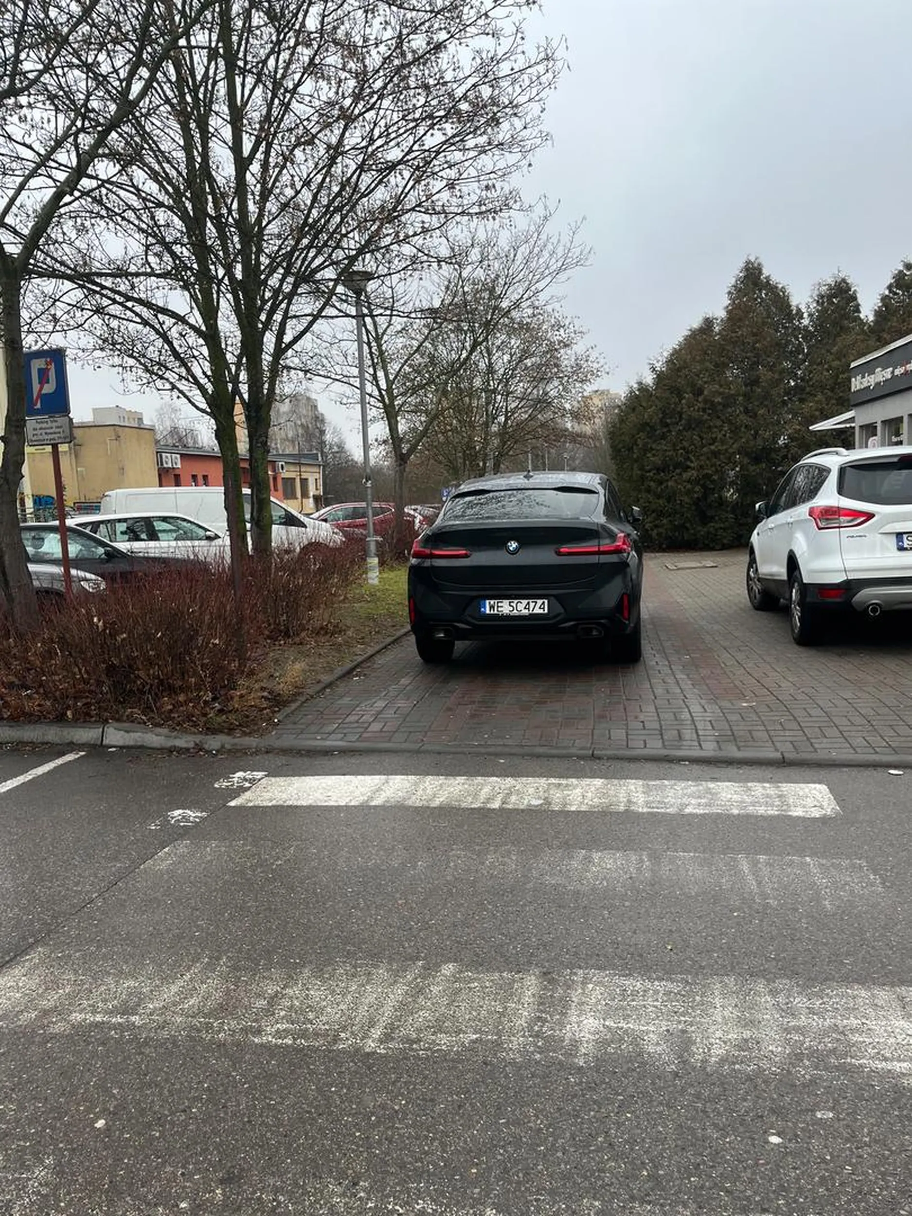 Nie wiem co trzeba mieć w głowie… pół parkingu było wolne, ale trzeba było tak stanąć…