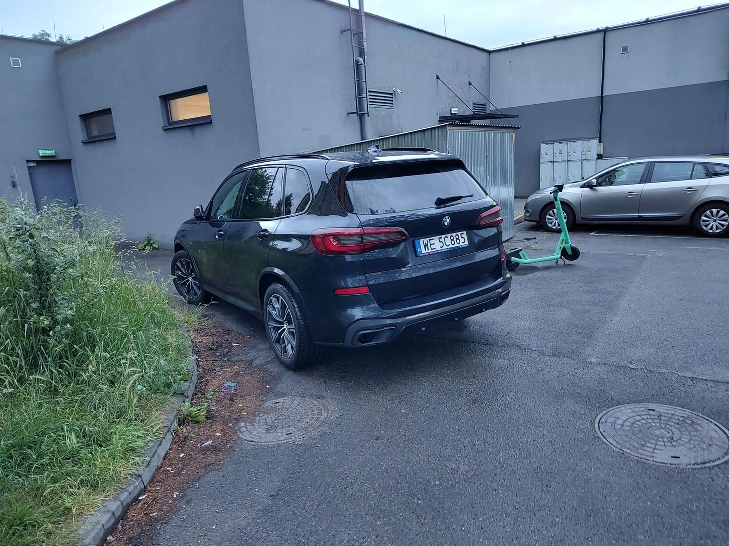 Brawo dla pana z BMW który musi zrekompensować sobie pewne braki zasypiając w terenie zabudowanym 90+km/h i dodatkowo zastawiać wyjście ewakuacyjne