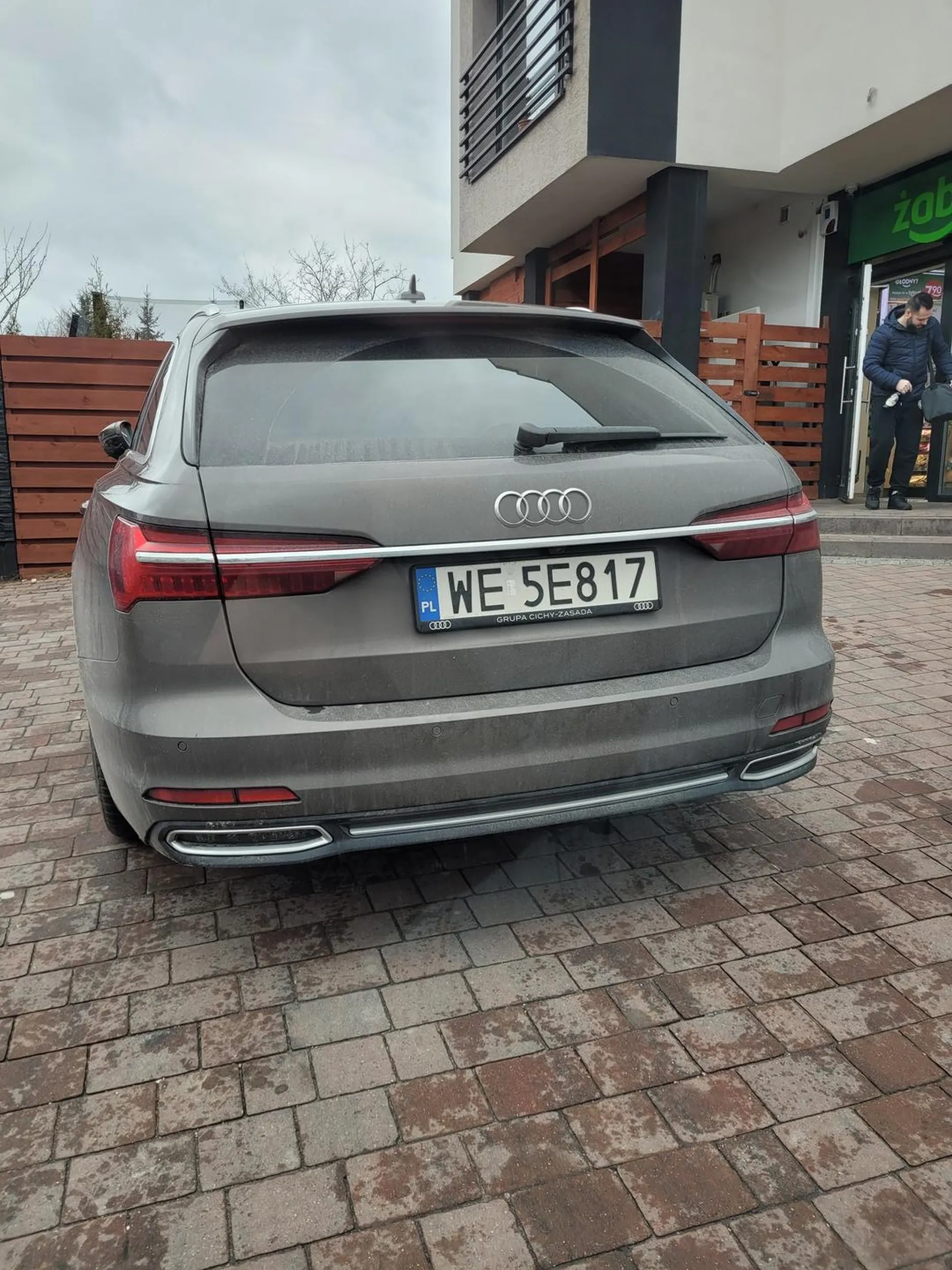 Facet wyglądał jak pijany pod Żabką nawet nie potrafił zaparkować samochodu, zaczpiał przechodniów, później ruszył z piskiem do odcięcia. Aż biały dym z wydechu wyleciał, szkoda auta.