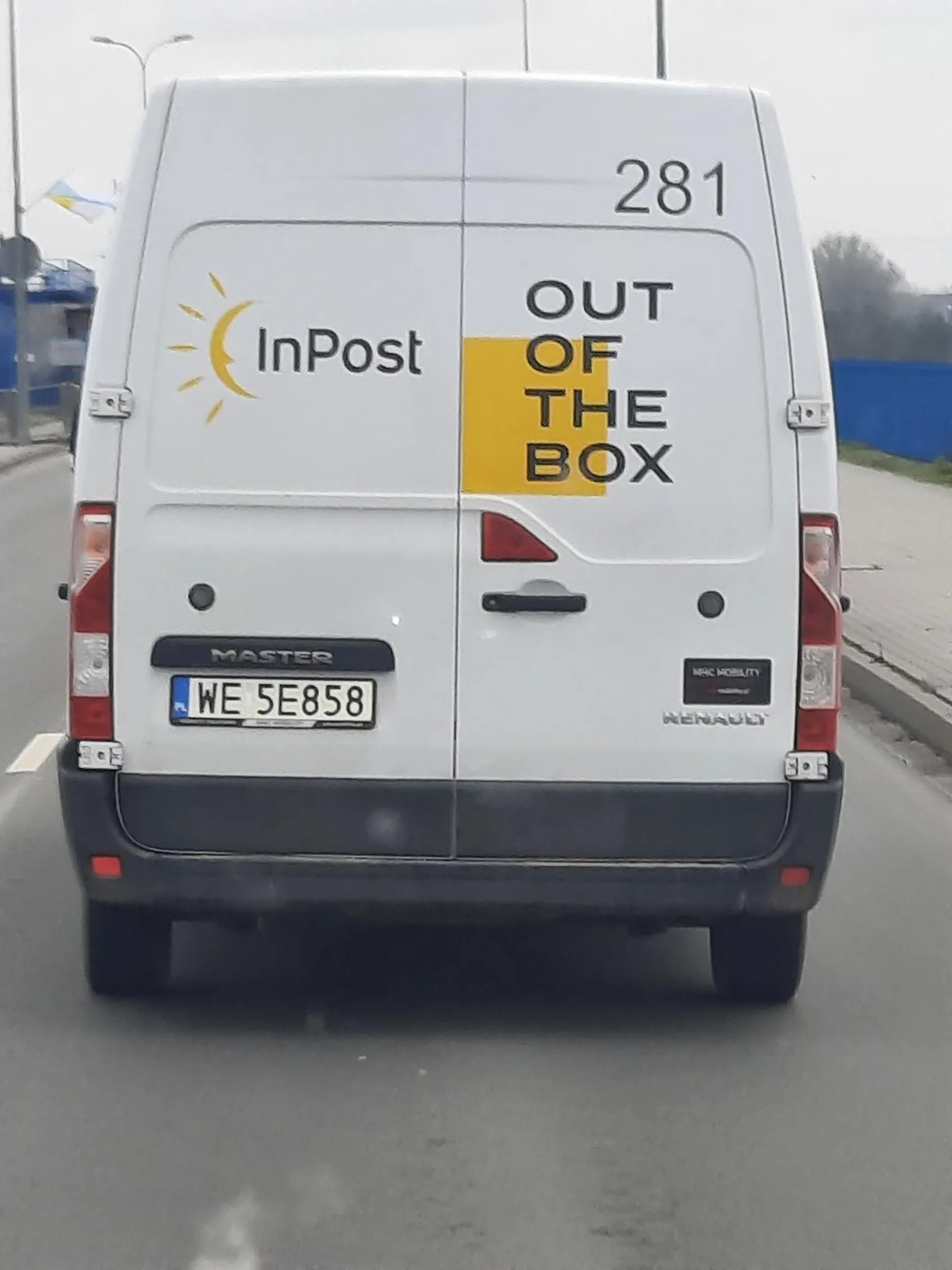 Pseudo kierowca kurier. Wymusił mi pierwszeństwo, potem wychamowal mnie do zera,potem sprzedał środkowy palec,a potem ruszył do mnie  z łapami. Mam nadzieję, że kierownictwo inpost Włocławek wyciągnie od tego dupka odpowiednie konsekwencje.