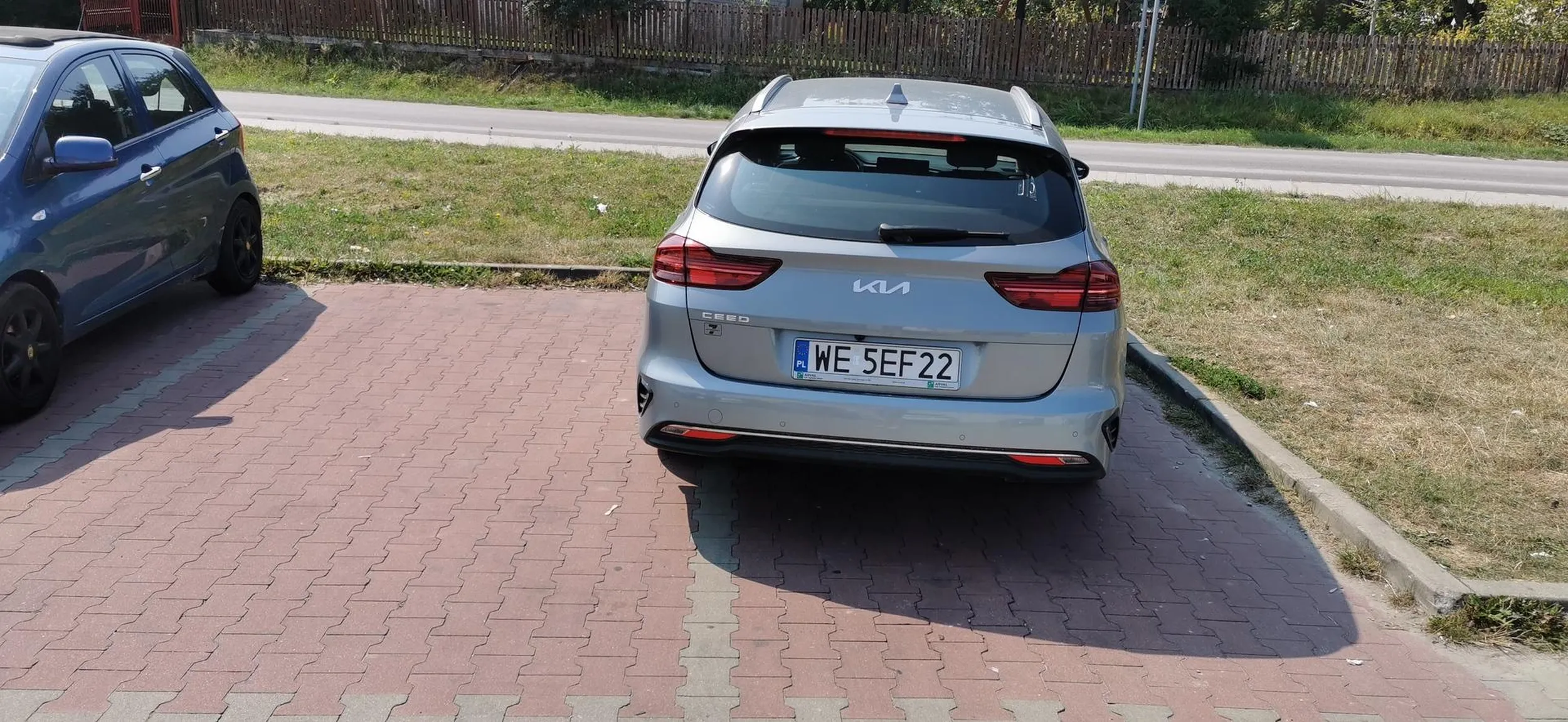 Zajmuje 2 miejsca bo przecież mu się śpieszy i musi zaoszczędzić te 5 sekund.