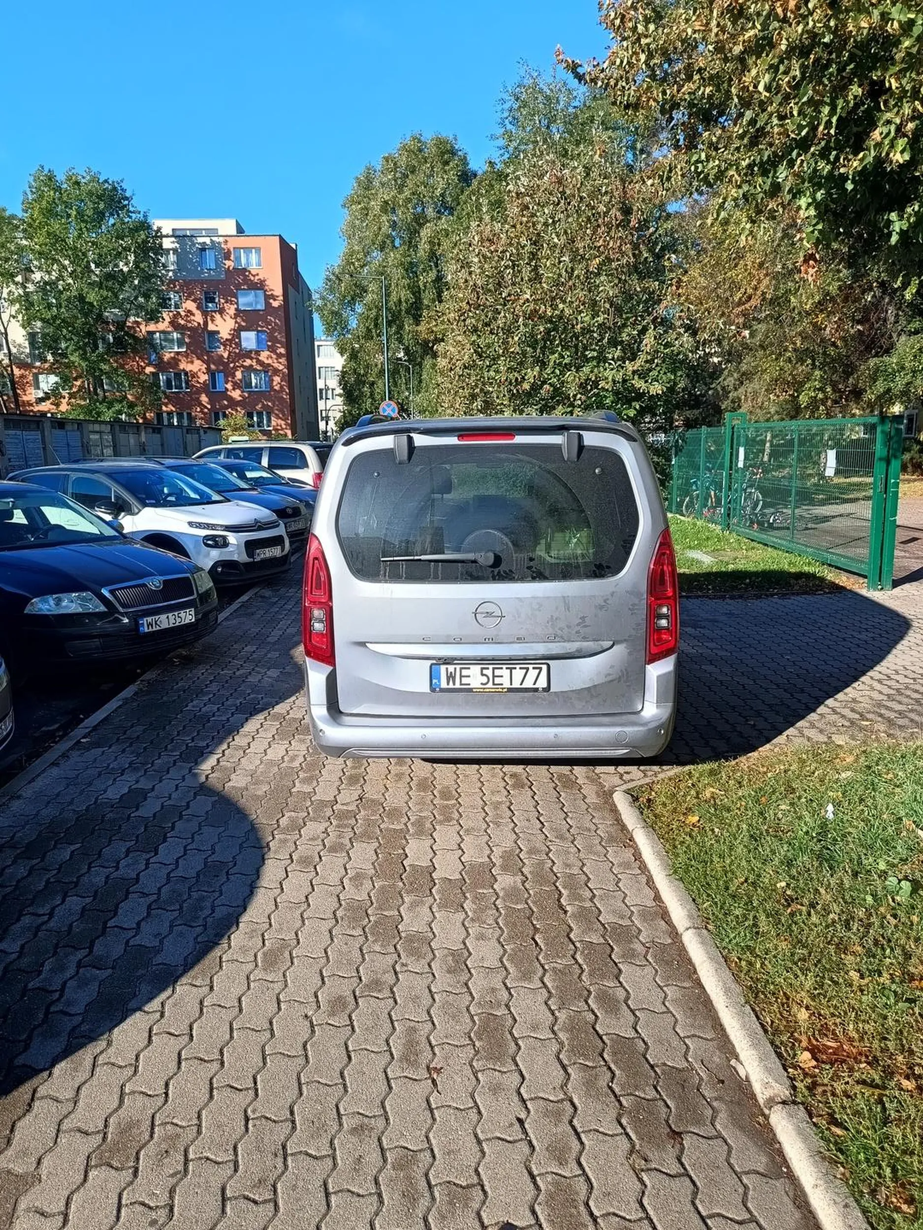 Patologia zaparkowała pod szkołą SP11 w Ursusie i dzieci oraz matki z wózkami nie mogą przejść chodnikiem do szkoły i do przedszkola na ul.Koeniga.