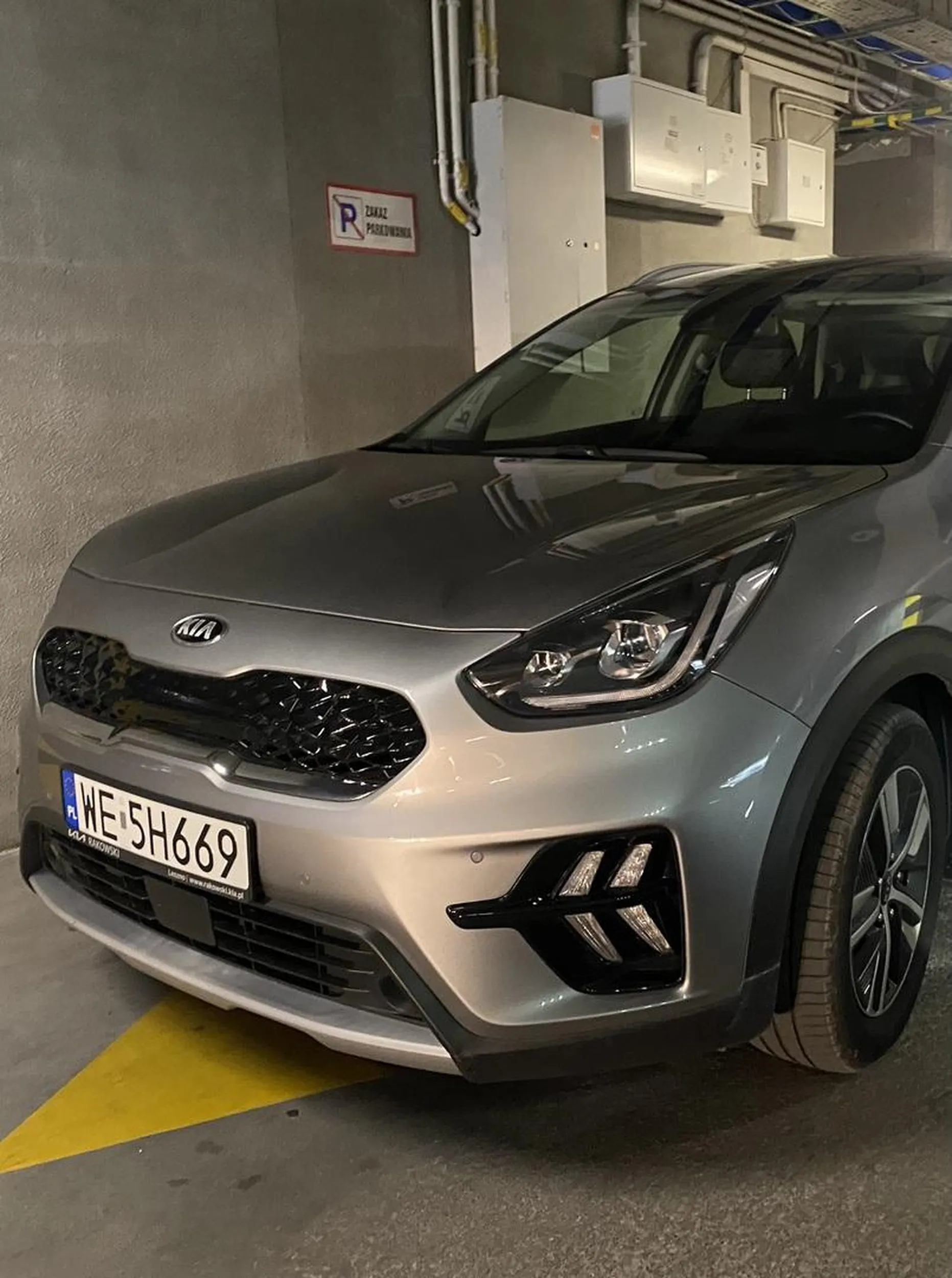 Parking pod blokiem, droga dojazdowa. Kierowca analfabeta. Blokuje przejazd, blokuje wyjazd z boksów. Ma to gdzieś.