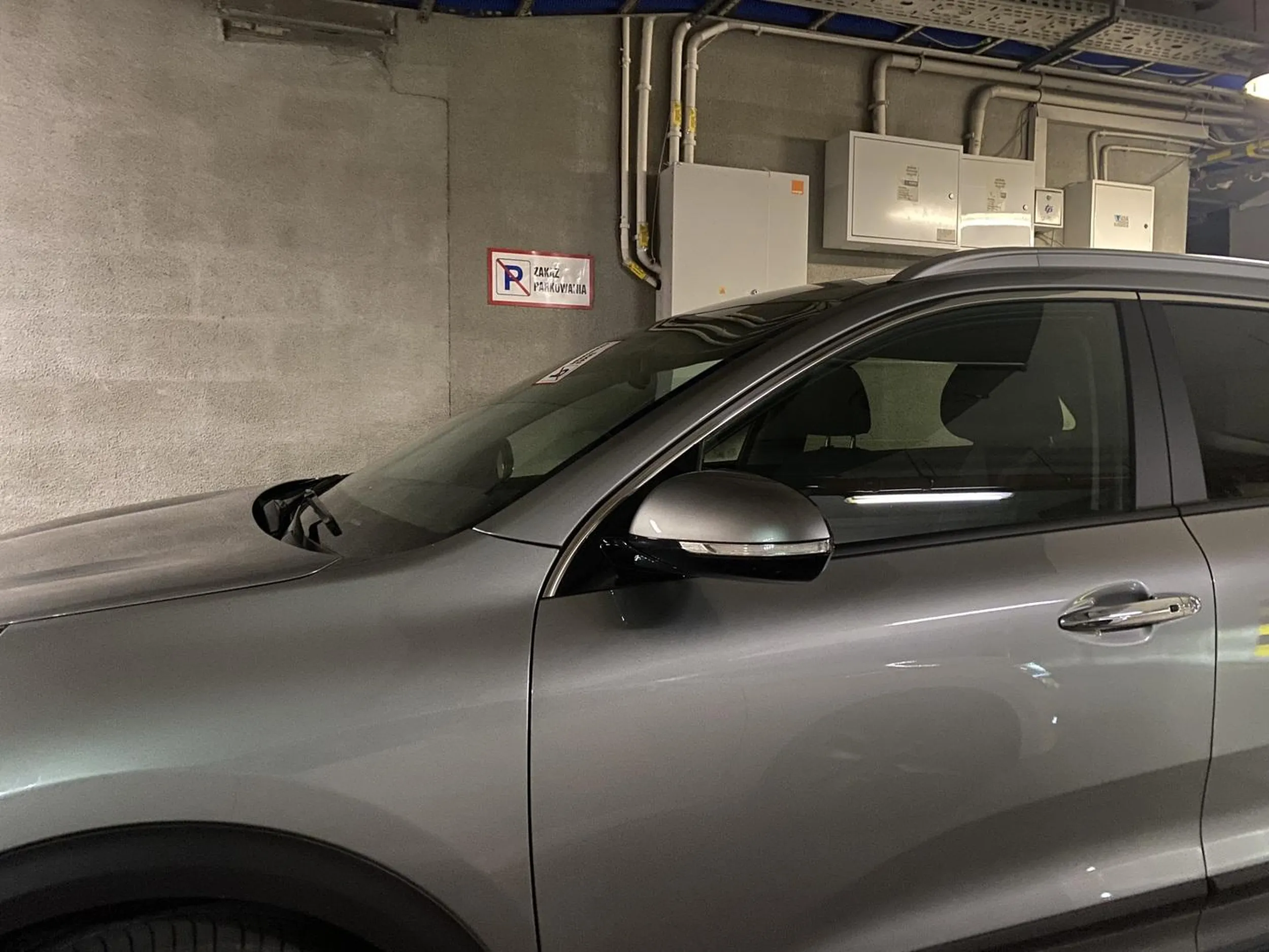 Parking pod blokiem, droga dojazdowa. Kierowca analfabeta. Blokuje przejazd, blokuje wyjazd z boksów. Ma to gdzieś.