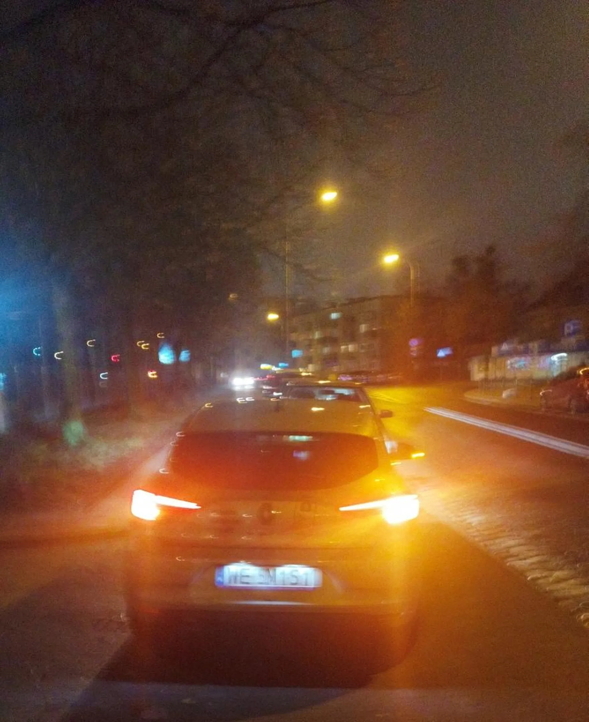 Auto na wynajem parkujace w bramie z trybem niewidzialnosci