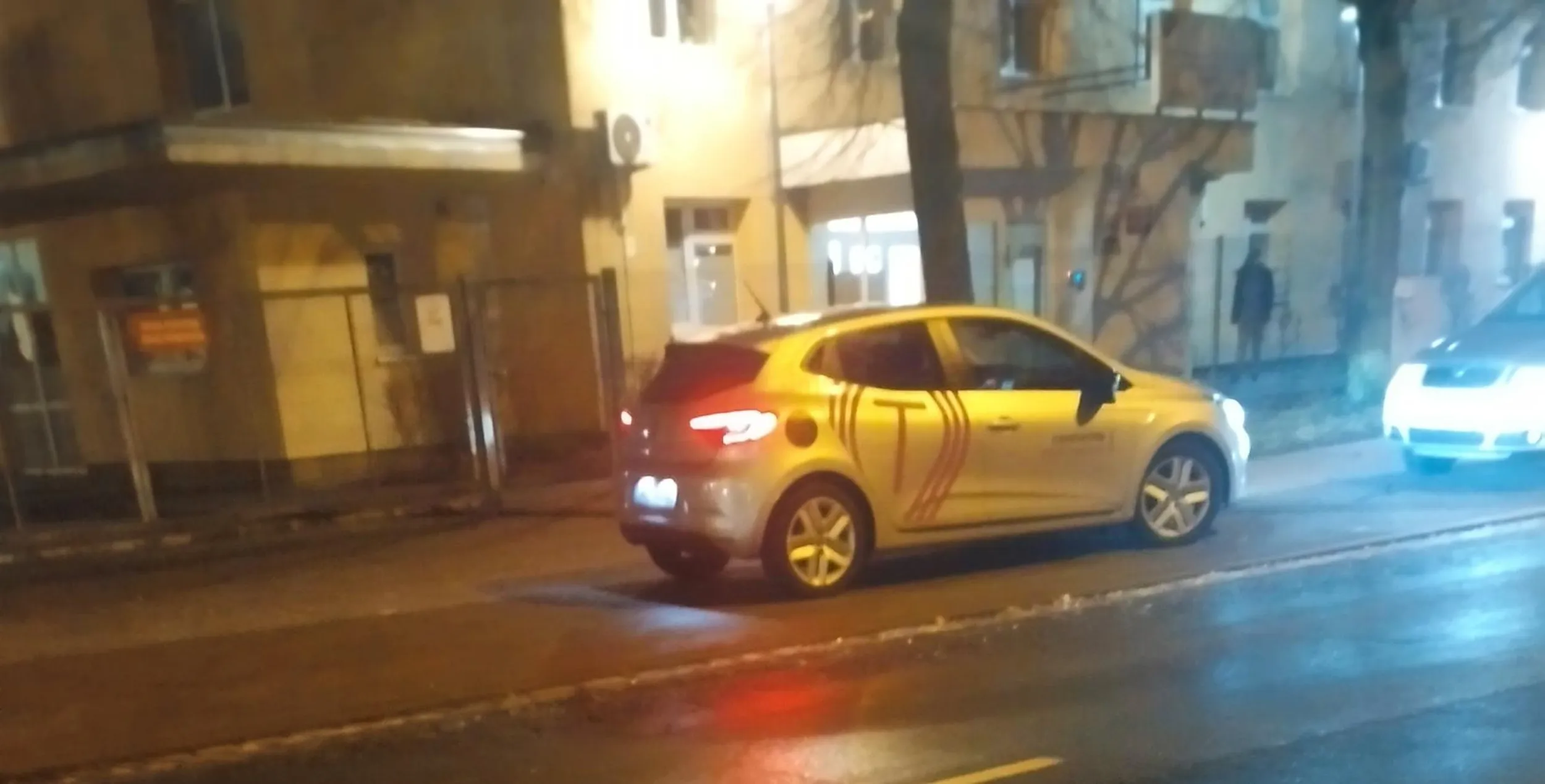 Auto na wynajem parkujace w bramie z trybem niewidzialnosci