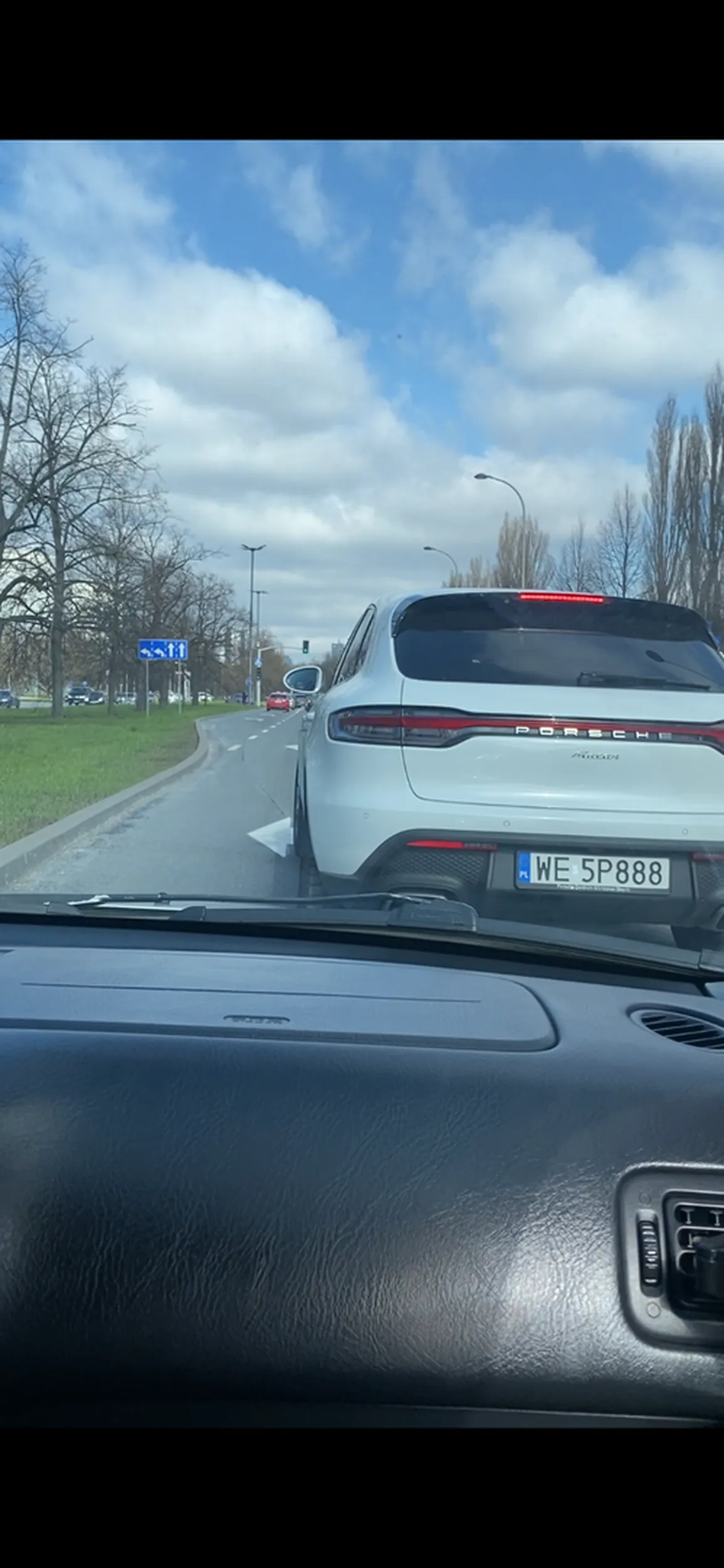 wymuszanie pierwszeństwa, celowe blokowanie po złości 2 pasów ruchu, jazda po ciągłej