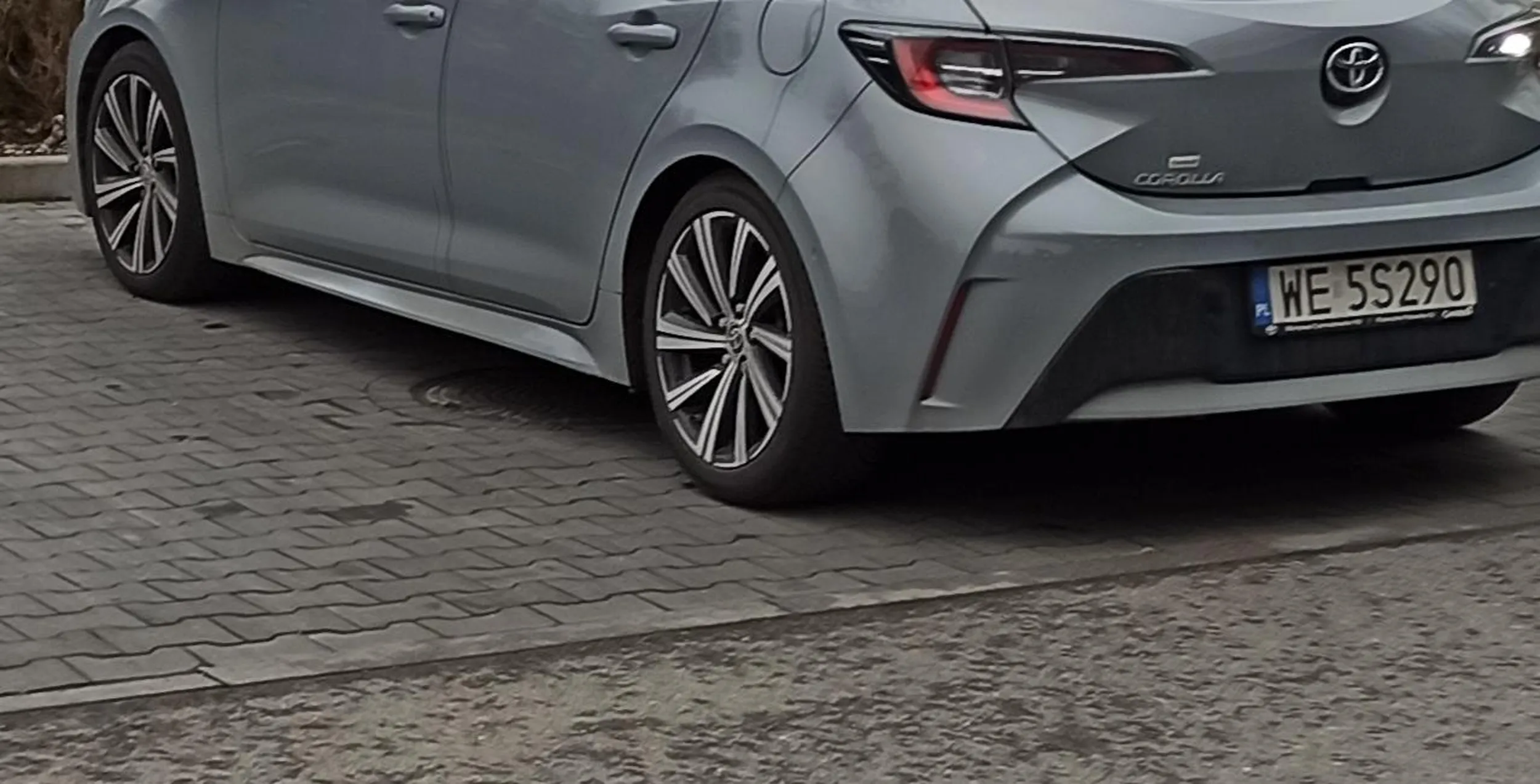 Bylam Świadkiem zdarzenia przy Lidlu na ul. VOGLA Dwoje ludzi w podeszłym wieku poruszające się tym autem wrogo nastawieni ludzie.  Utrudniali zaparkowanie młodemu człowiekowi, nie chcieli zamknąć drzwi, żeby wyszedł z samochodu. Bo powinien zaparkować gdzie indziej. Przeklinali na niego. Pasażerka mówiła, że ma endonproteze i pomagał jej wsiadać. Ale wyskoczyła z samochodu na tego człowieka jak pantera. Chcieli dzwonić na Police. Na szczęście inni świadkowie zdarzenia dwie kobiety z dzieckiem zainterweniowały. Po tym kierujący krzyknął na babsko i pantera w 3s była bez pomocy w samochodzie. Szybko odjechali, aż się kurzyło. Brawo za empatię dla pań:) ja nie miałam tyle odwagi.