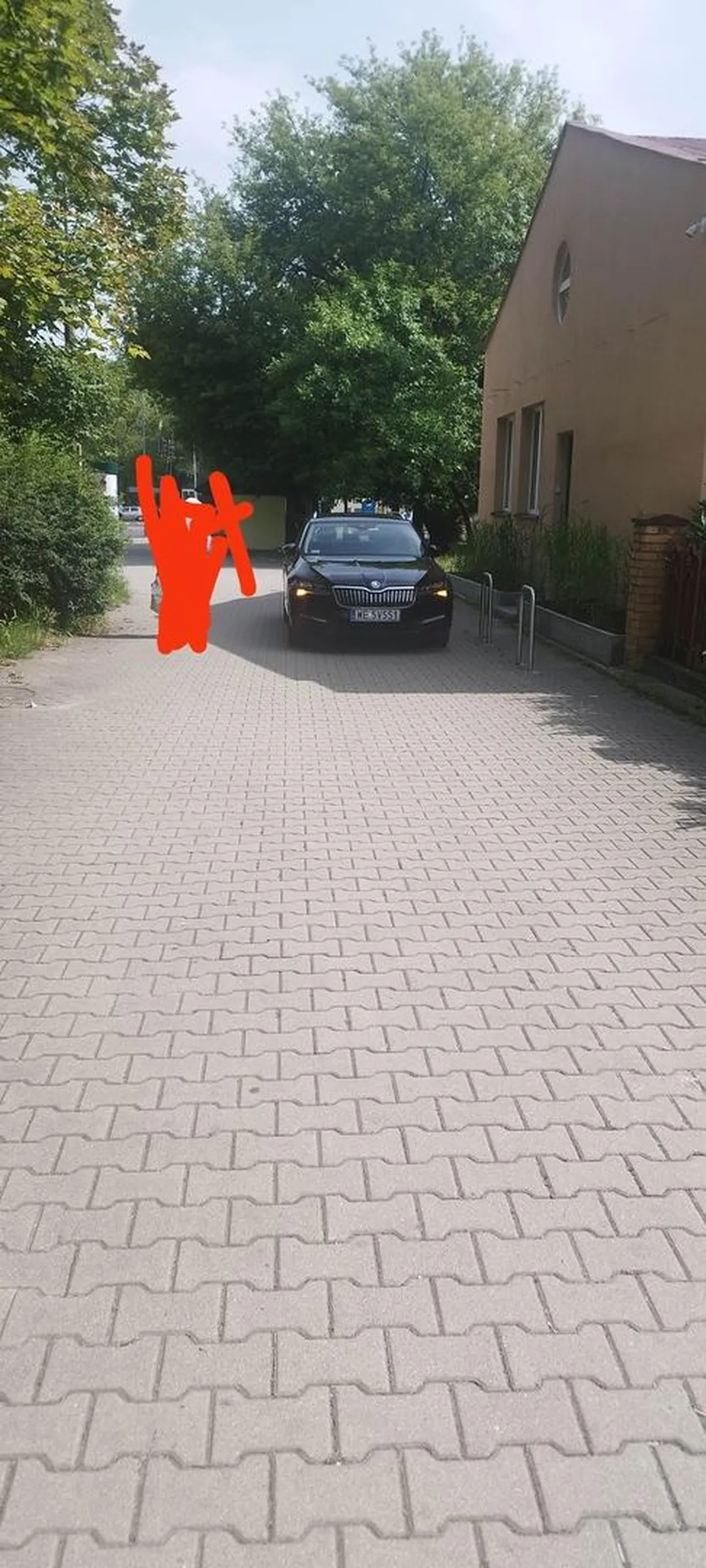 Nie ważne po co i na jak dlugo, chodnik to nie ulica i nie parking!