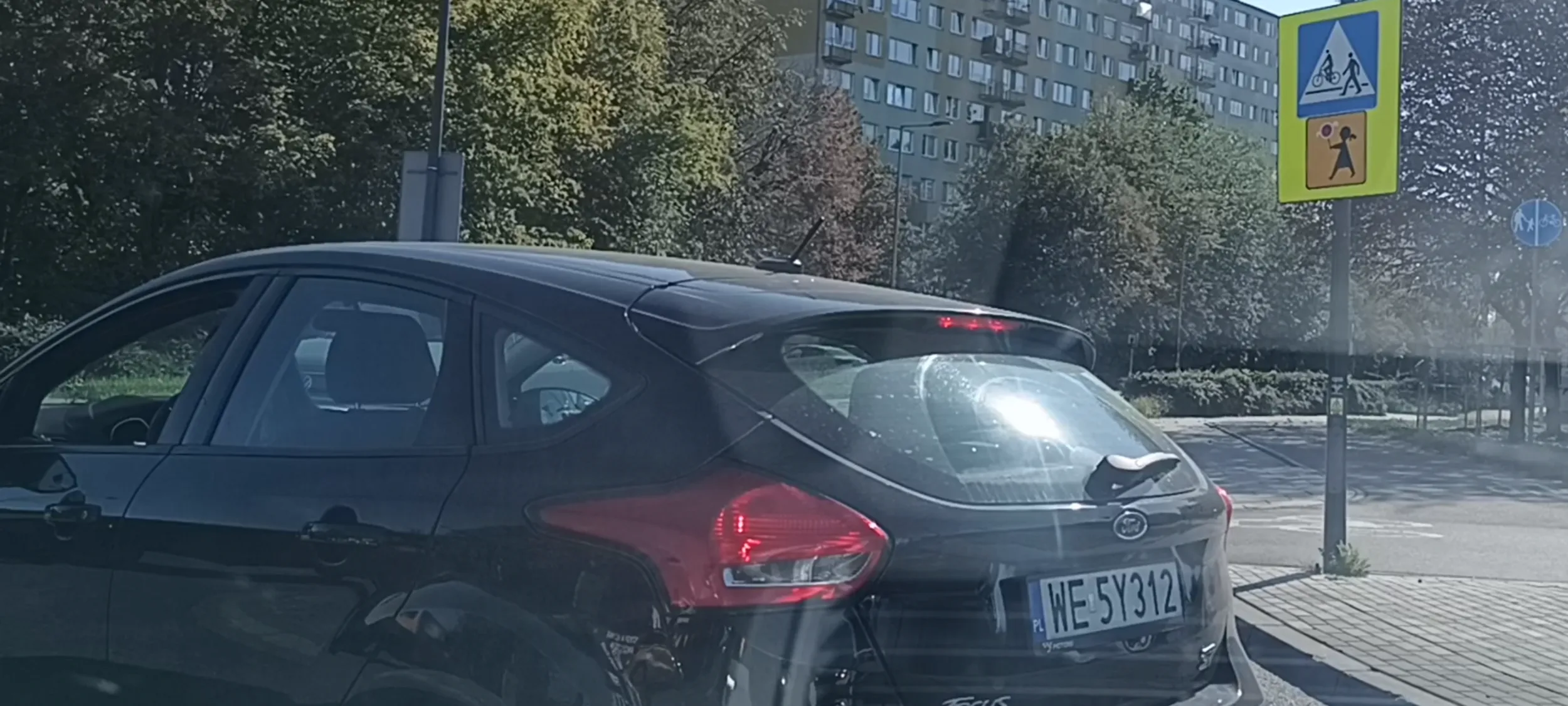 Babszczur wbija się na rondo z impetem bez ustąpienia pierwszeństwa przejazdu kierującemu autem na rondzie. Kiedyś ten babszczur komuś zabije dzieci w samochodzie.