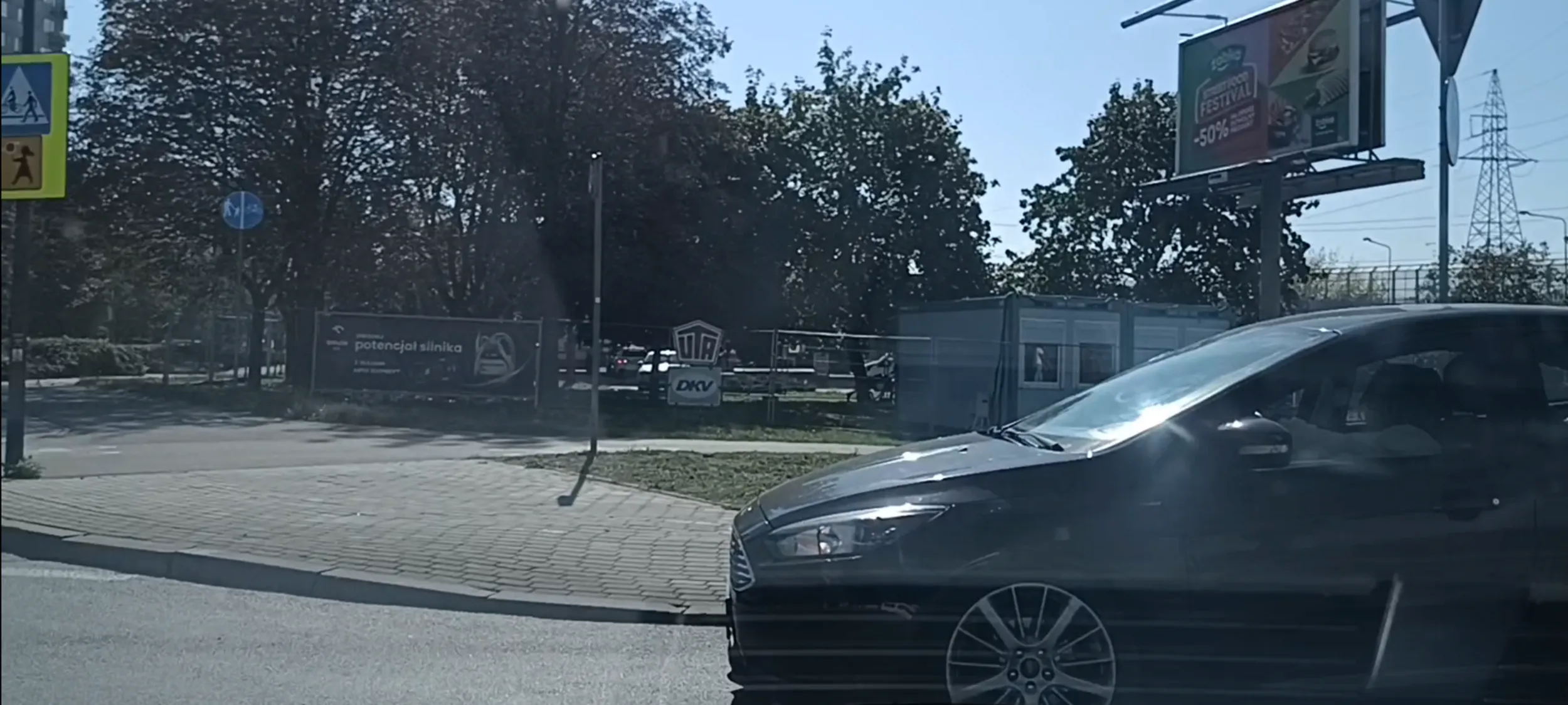 Babszczur wbija się na rondo z impetem bez ustąpienia pierwszeństwa przejazdu kierującemu autem na rondzie. Kiedyś ten babszczur komuś zabije dzieci w samochodzie.