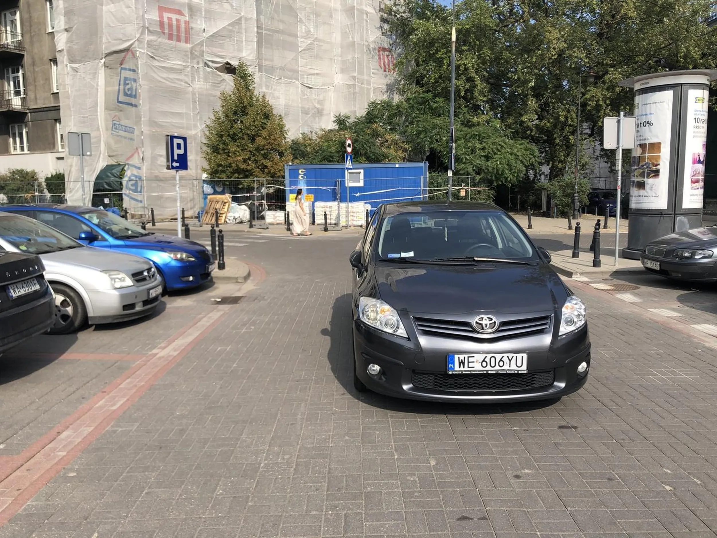 Stary cep włączył przycisk parkowania wszędzie (awaryjne) i zostawił sobie samochód zastawiając cały parking. Jeśli będzie mi się jutro nudzić to zgłoszę to do miejskich. Wiedz gościu, że jesteś imbecylem.