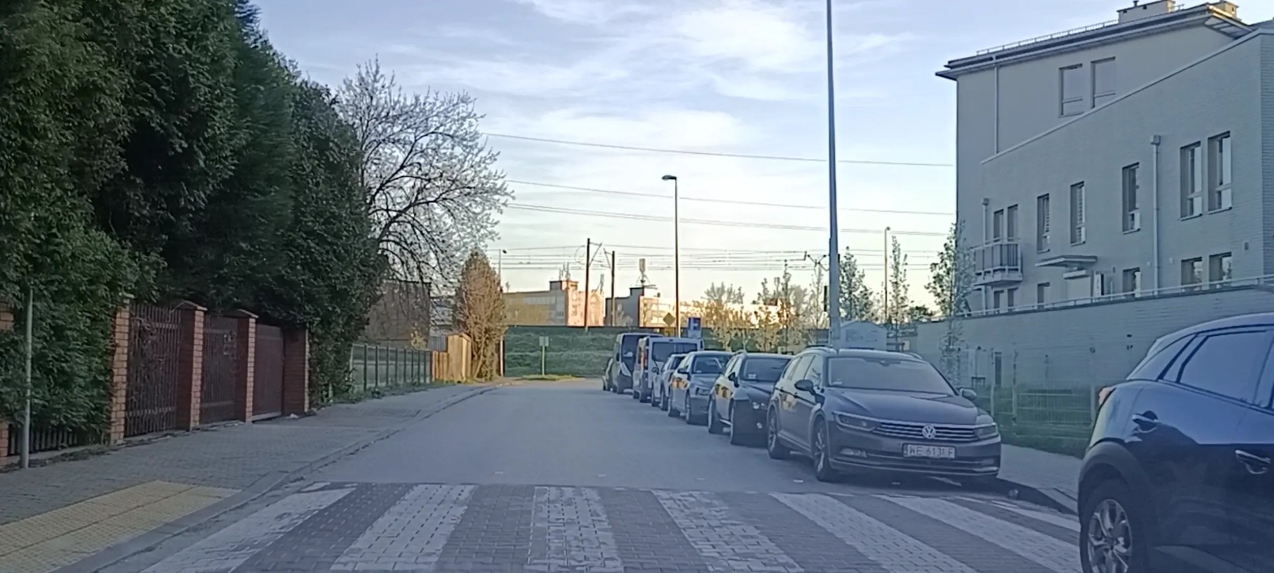 Pacan parkujący przy samym przejsciu dla pieszych