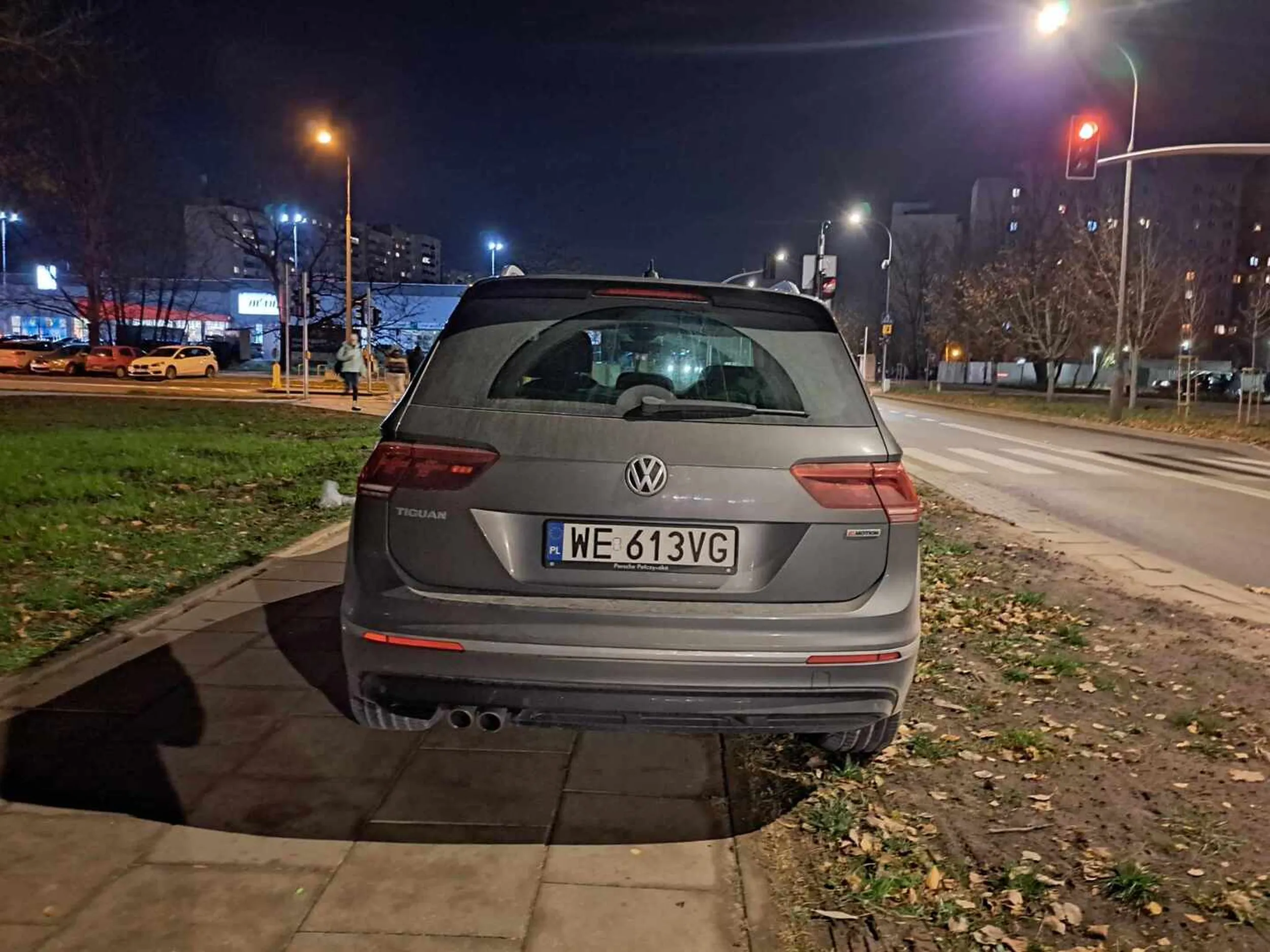 Nie nauczyli cię buraku na kursie prawa jazdy że nie jeździ się po chodniku ?