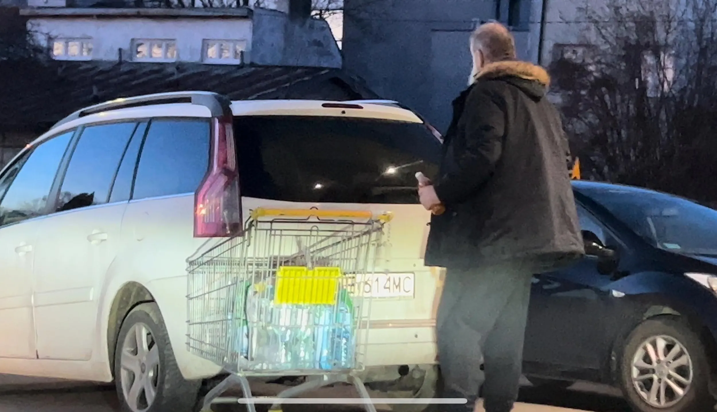 Ameba parkingowa, staje w wejściu, blokuje ruch bo szkoda przejść trochę dalej, dla zdrowia nawet ? Pruszków, aleje jerozolimskie 454