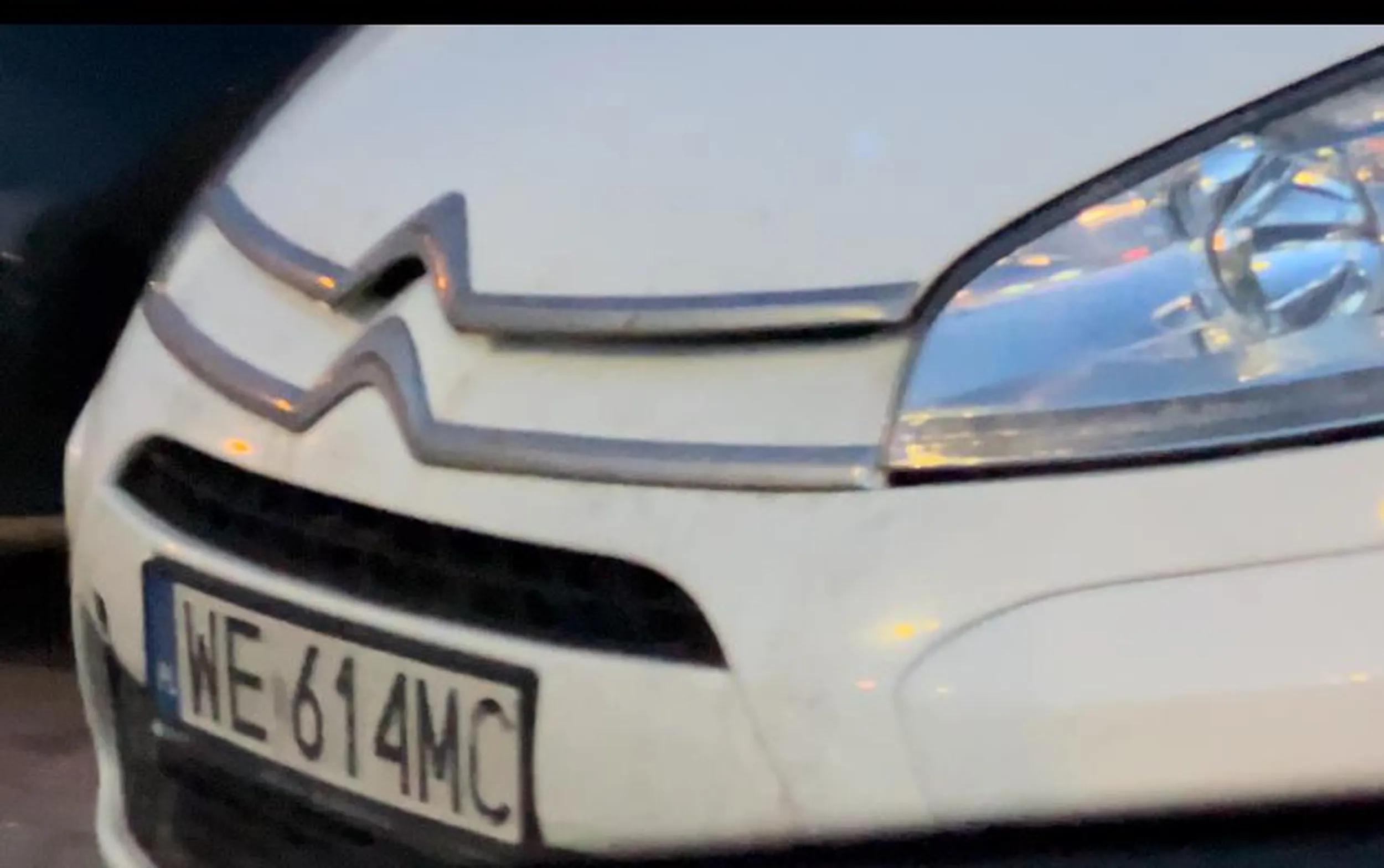 Ameba parkingowa, staje w wejściu, blokuje ruch bo szkoda przejść trochę dalej, dla zdrowia nawet ? Pruszków, aleje jerozolimskie 454