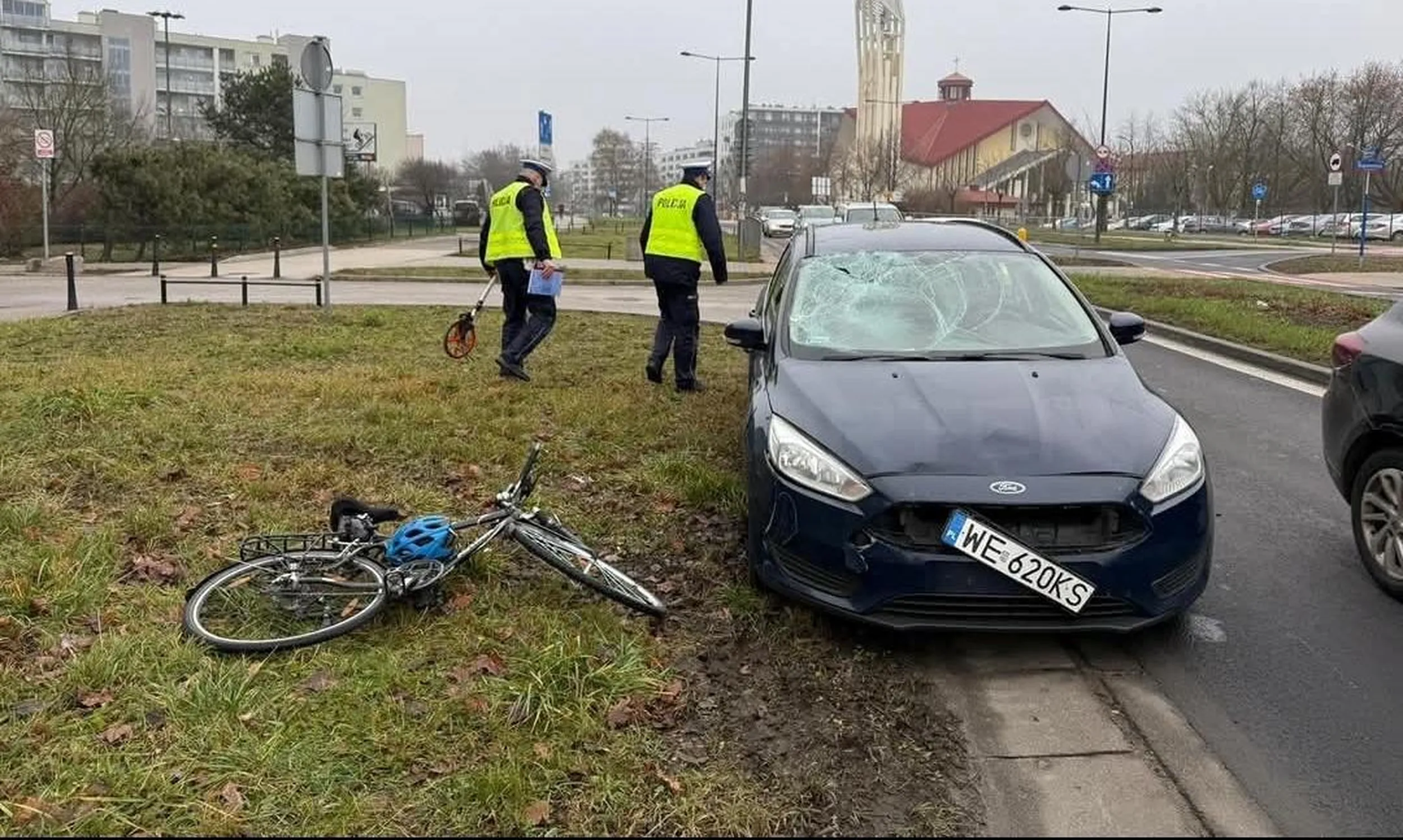 Żyłował jak co tydzień wokół osiedla tego Forda, aż wjechal w rowerzystę na przejściu.