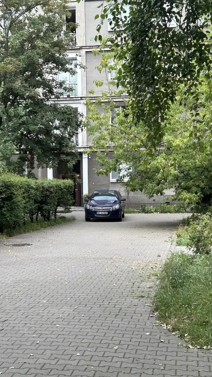 Złotówa staje pod wejściem do bloku, po zwróceniu uwagi zaczyna sie pruć. Naucz się parkować cymbale