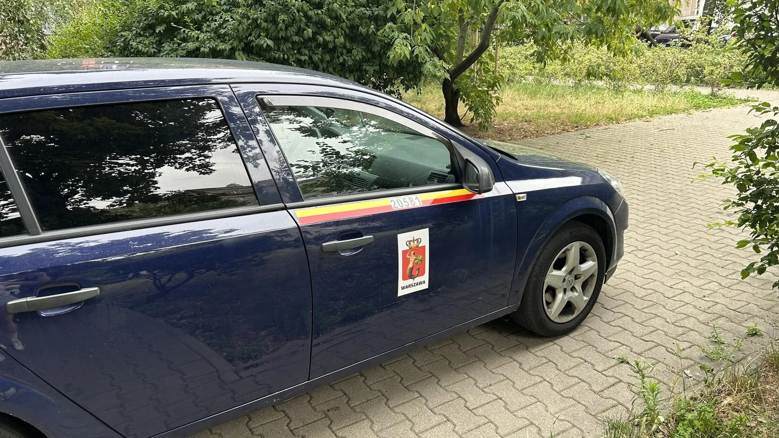 Złotówa staje pod wejściem do bloku, po zwróceniu uwagi zaczyna sie pruć. Naucz się parkować cymbale