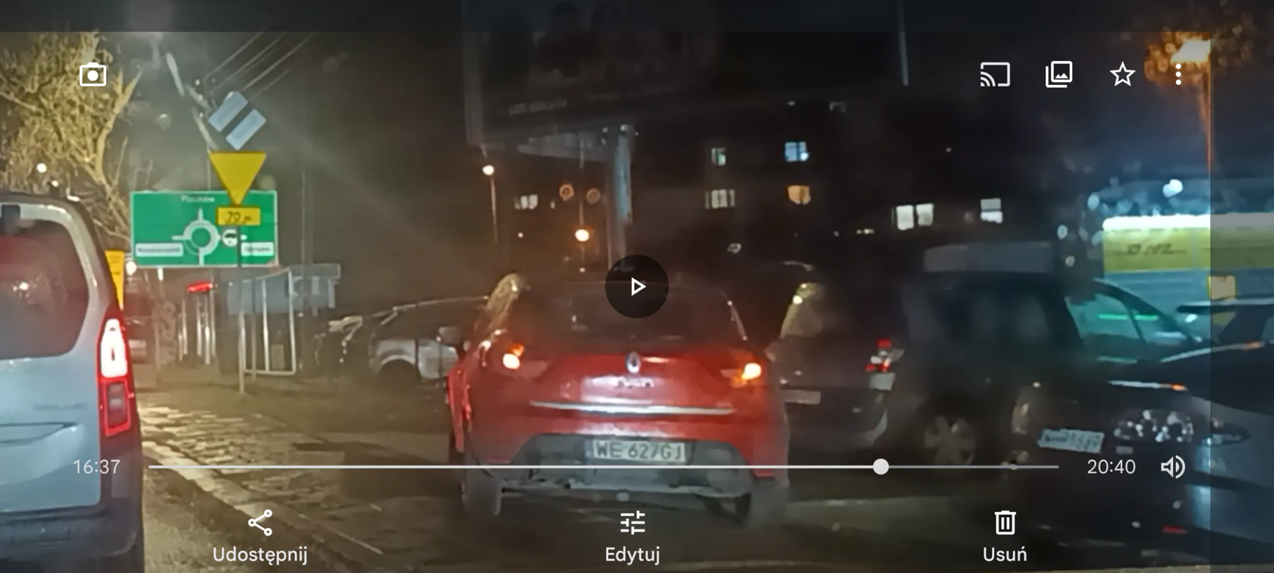 Pała za parkowanie na środku chodnika i ludzie nie mogą przejść po chodniku.