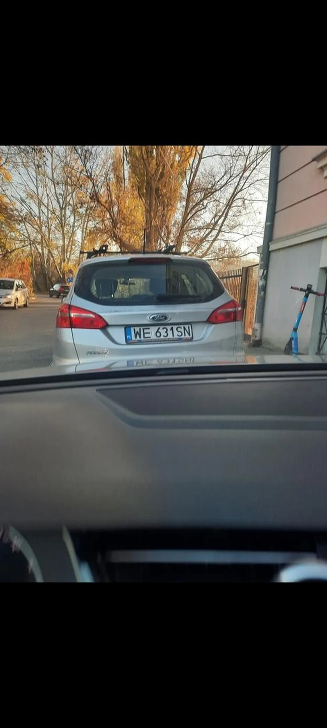 Szanowny Panie, zaparkował Pan w dniu dzisiejszym na jednym z trzech miejsc oznaczonych jako K&R. Te trzy miejsca są po to, żeby rodzic mógł podjechać i bez wysiadania z pojazdu wypuścić dzieckondo szkoły. Parkowanie w tym miejscu paraliżuje ruch na Zaruskiego i powoduje korek na jednym z pasów na Czerniakowskiej. Jeśli jest Pan rodzicem, po drugiej stronie ulicy jest parking gdzie można auto zostawić na dłużej bez utrudniania życia innym ludziom. Proszę nie parkować pod szkołą ponieważ nie są to miejsca parkingowe.