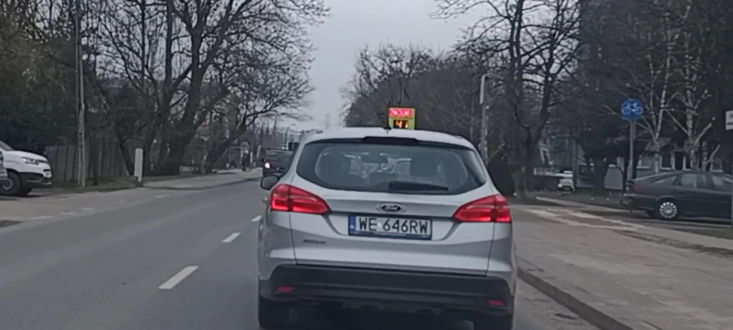 Pirat drogowy po narkotykach wymusza pierwszeństwo przejazdu na rondzie i ucieka z prędkością 100kmh na ulicy z ograniczeniem do 40kmh