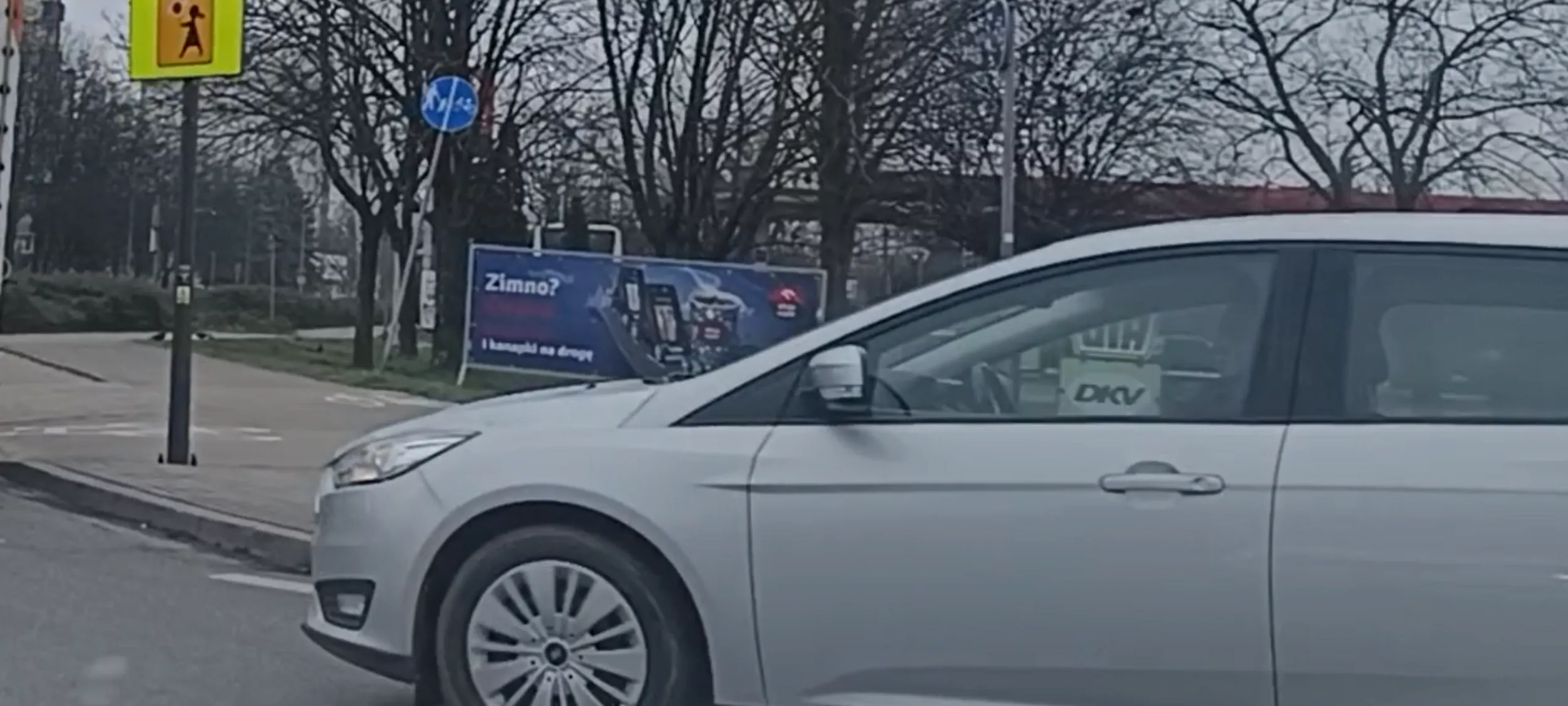 Pirat drogowy po narkotykach wymusza pierwszeństwo przejazdu na rondzie i ucieka z prędkością 100kmh na ulicy z ograniczeniem do 40kmh