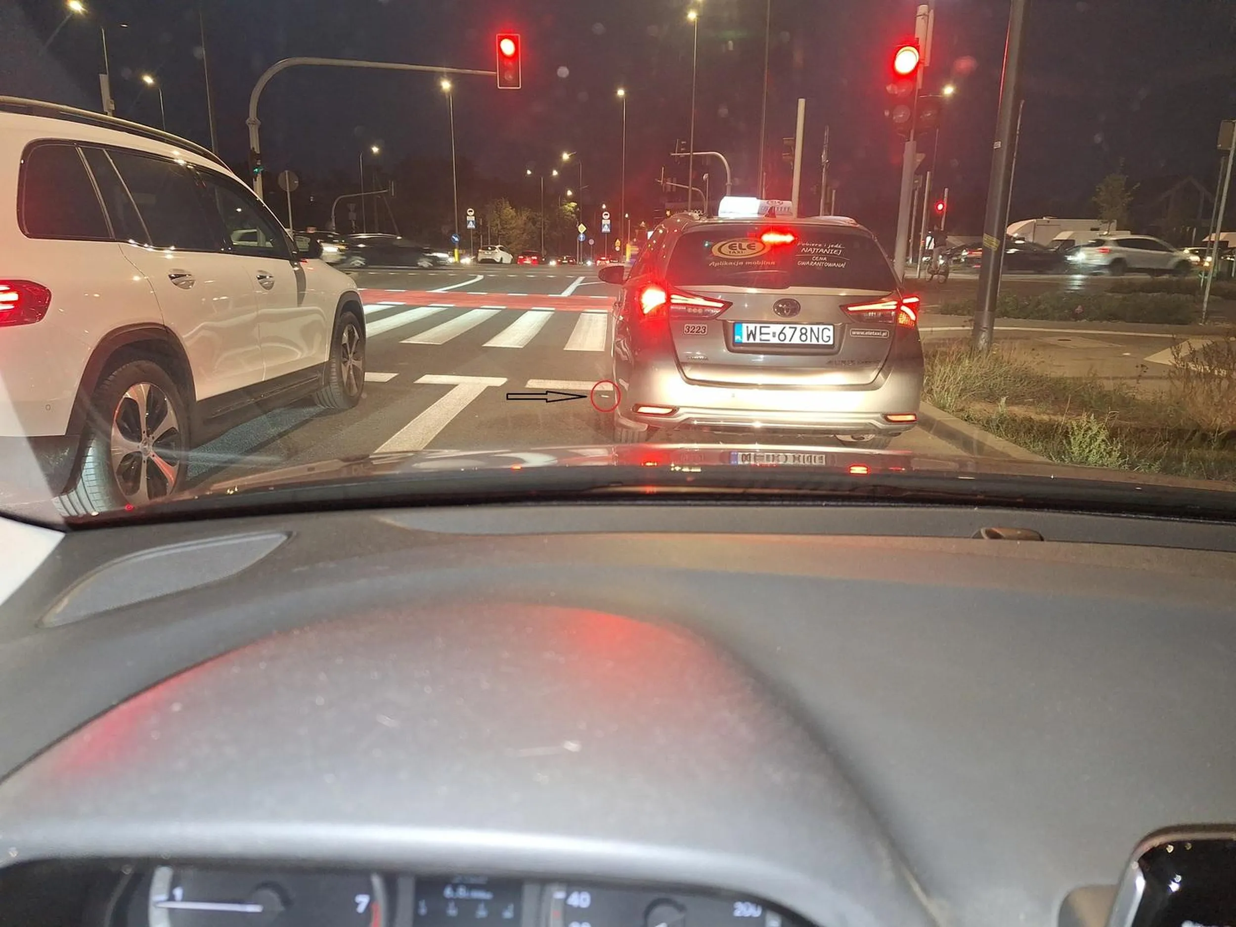 Śmieciarz, wywalił kopcącego kiepa przez okno.