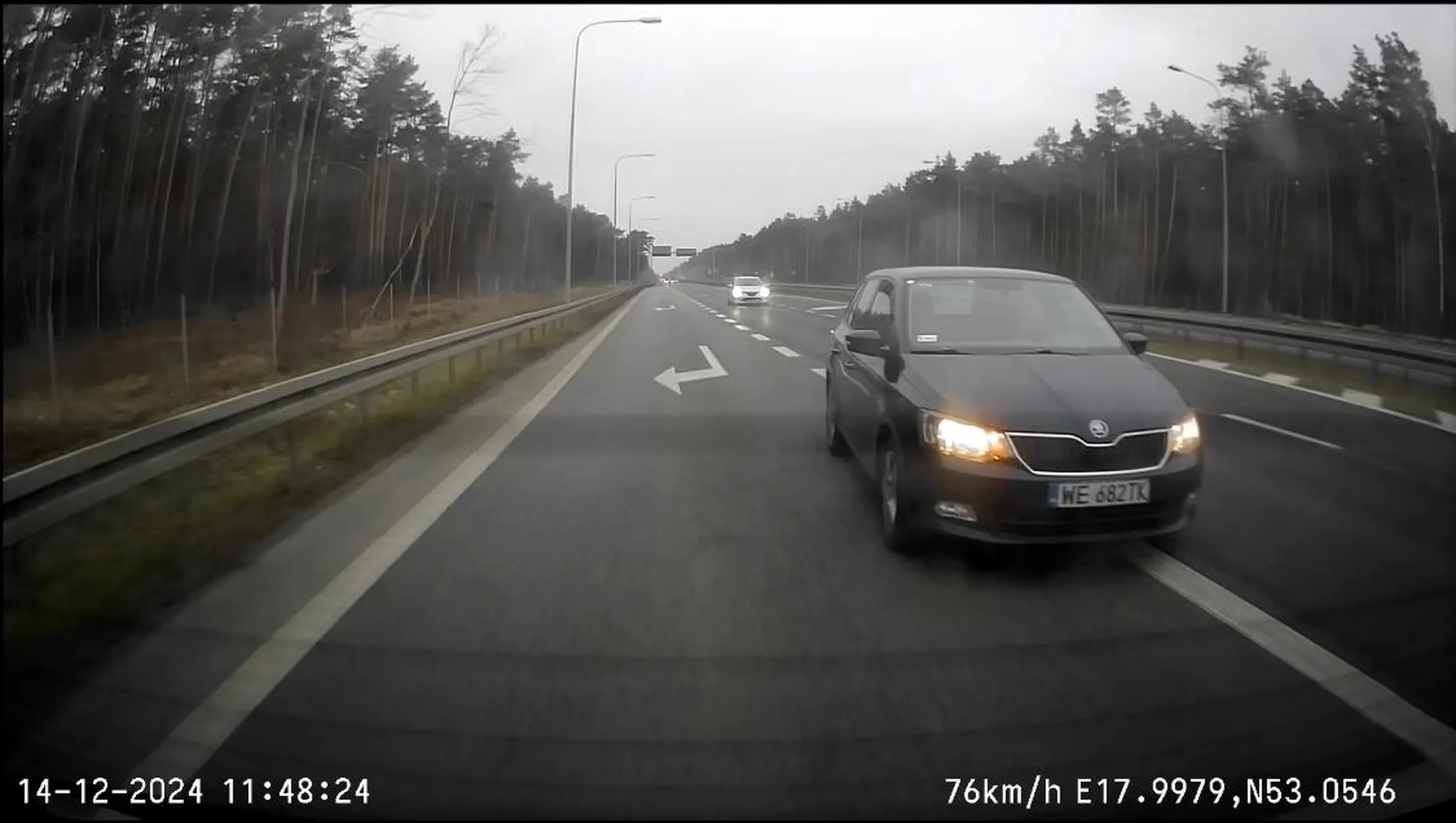 Drogi kierowco, zapewne to czytasz. Twoją brawurowa jazda obwodnica Bydgoszczy została zgłoszona na policję. Wyprzedzanie na pasach, zajeżdżanie drogi, hamowanie przed maską, blokowanie zjazdu z kończącego się pasa rozbiegowego, próby staranowania. Myślę że jak pożegnasz się z prawkiem (o ile je masz) nauczy Cię pokory.