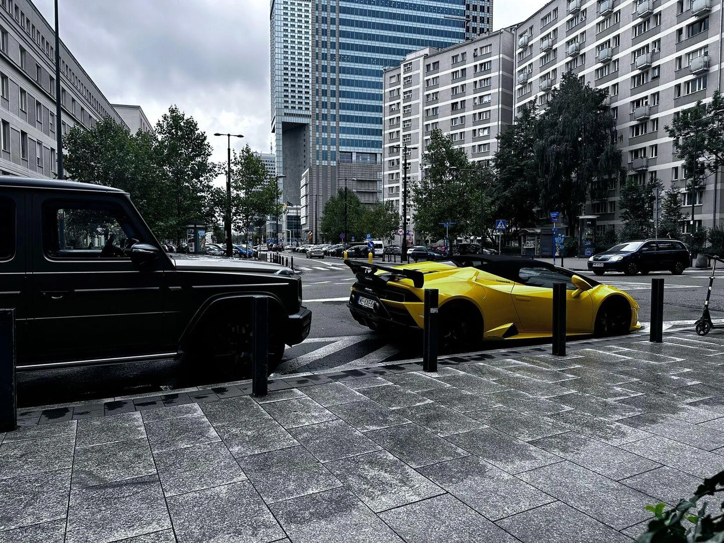 Parkuje gdzie popadnie bo on nie musi już nic mając taki samochód. Wydech nie spełniający limitów decybeli sprawdzany