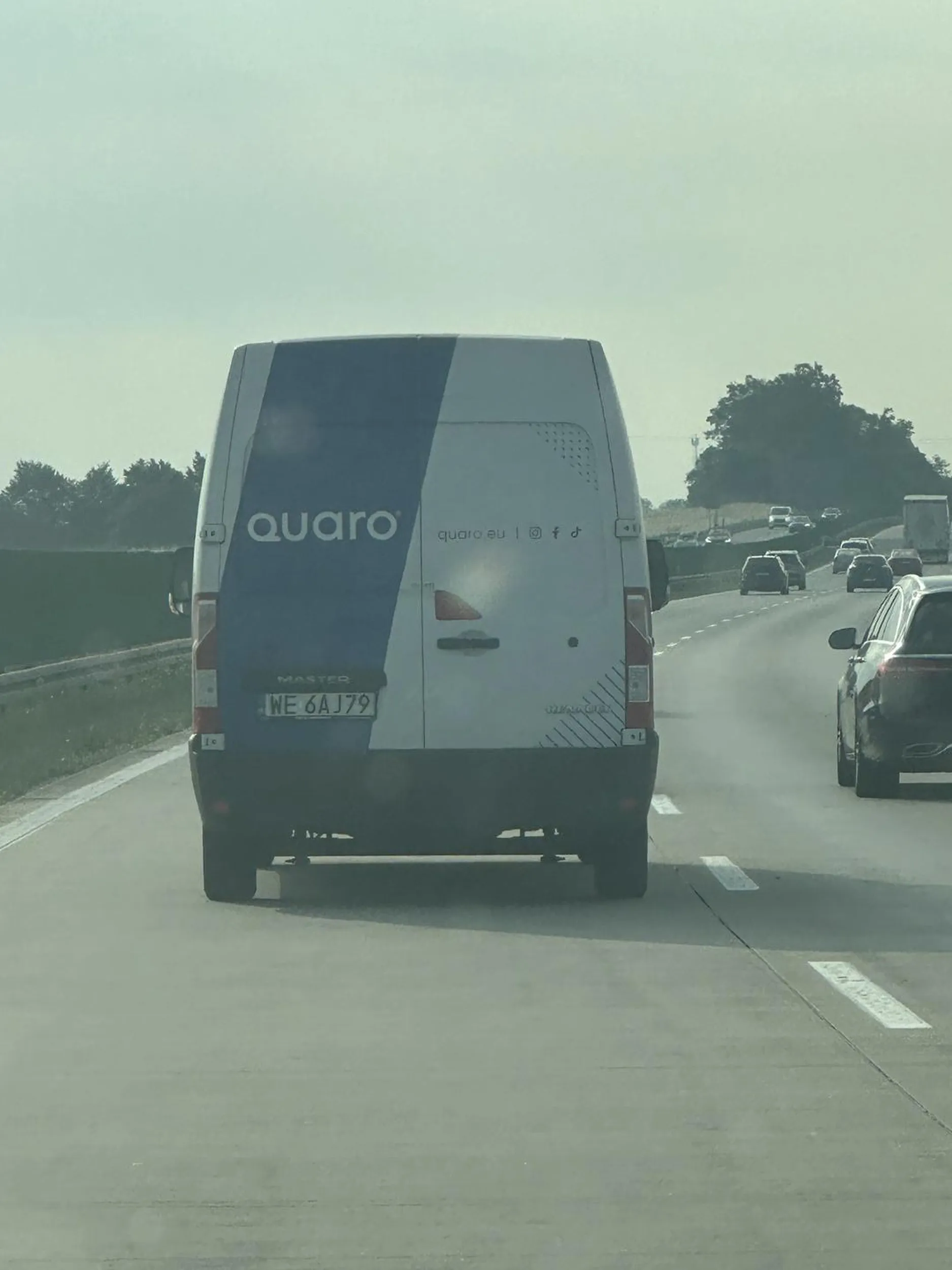 Starszy kierowca, totalnie bezmozgi- albo pod wpływem alkoholu albo mocnych narkotykow. Prawo jazdy do zabrania. Wyprzeda lewym pasem na żyletkę, zajeżdża drogę, siedzi na zderzaku. Powoduje niebezpieczne zdarzenia drogowe i ucieka. Autem ciężarowym porusza się z dwukrotną dozwoloną prędkością. Firma dodatkowo reklamuje się hasłem: bezpieczeństwo. Kpina.