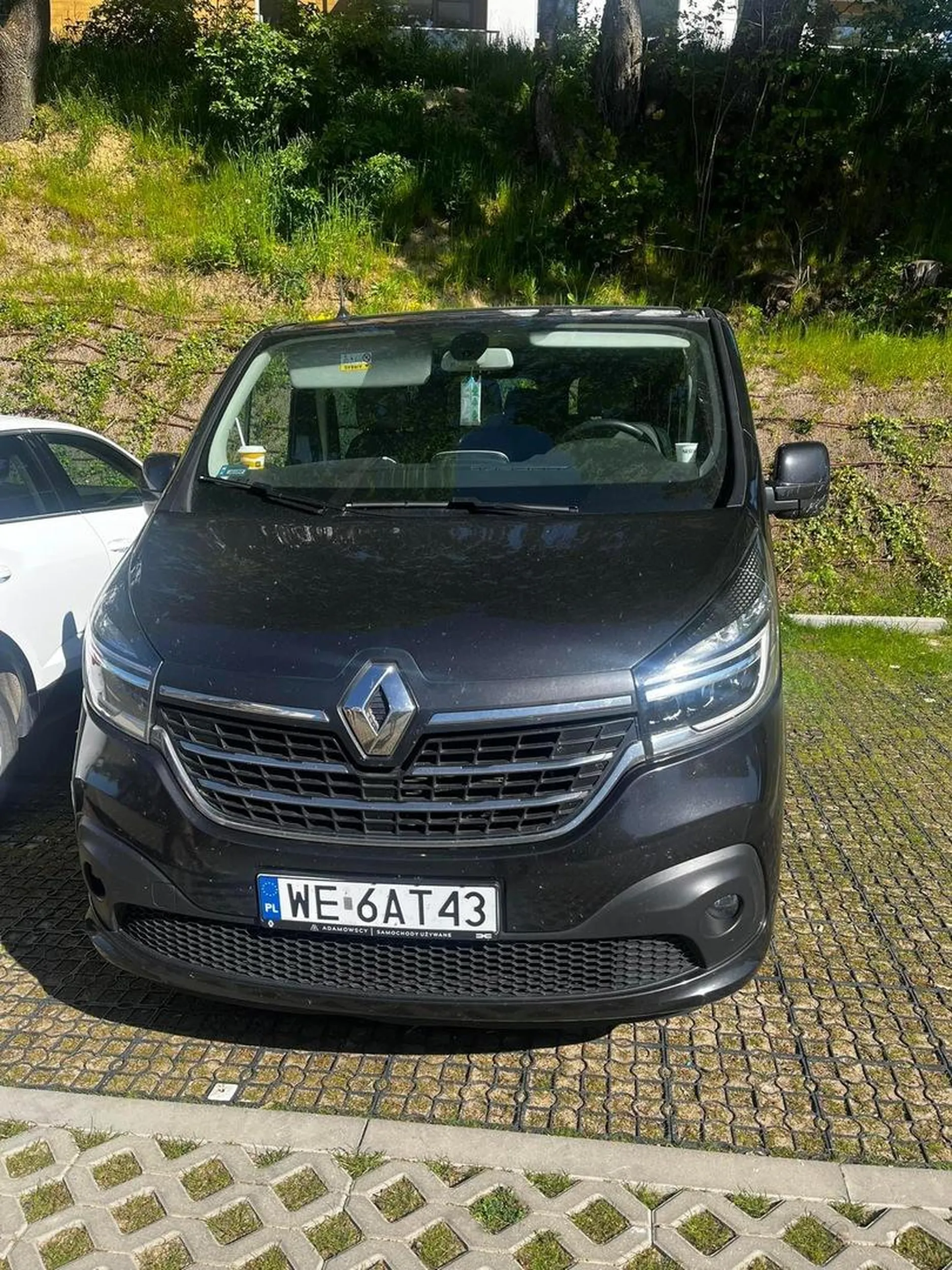 Nie dość że na swoim miejscu parkingowym to jeszcze nie w liniach. Geniusz.