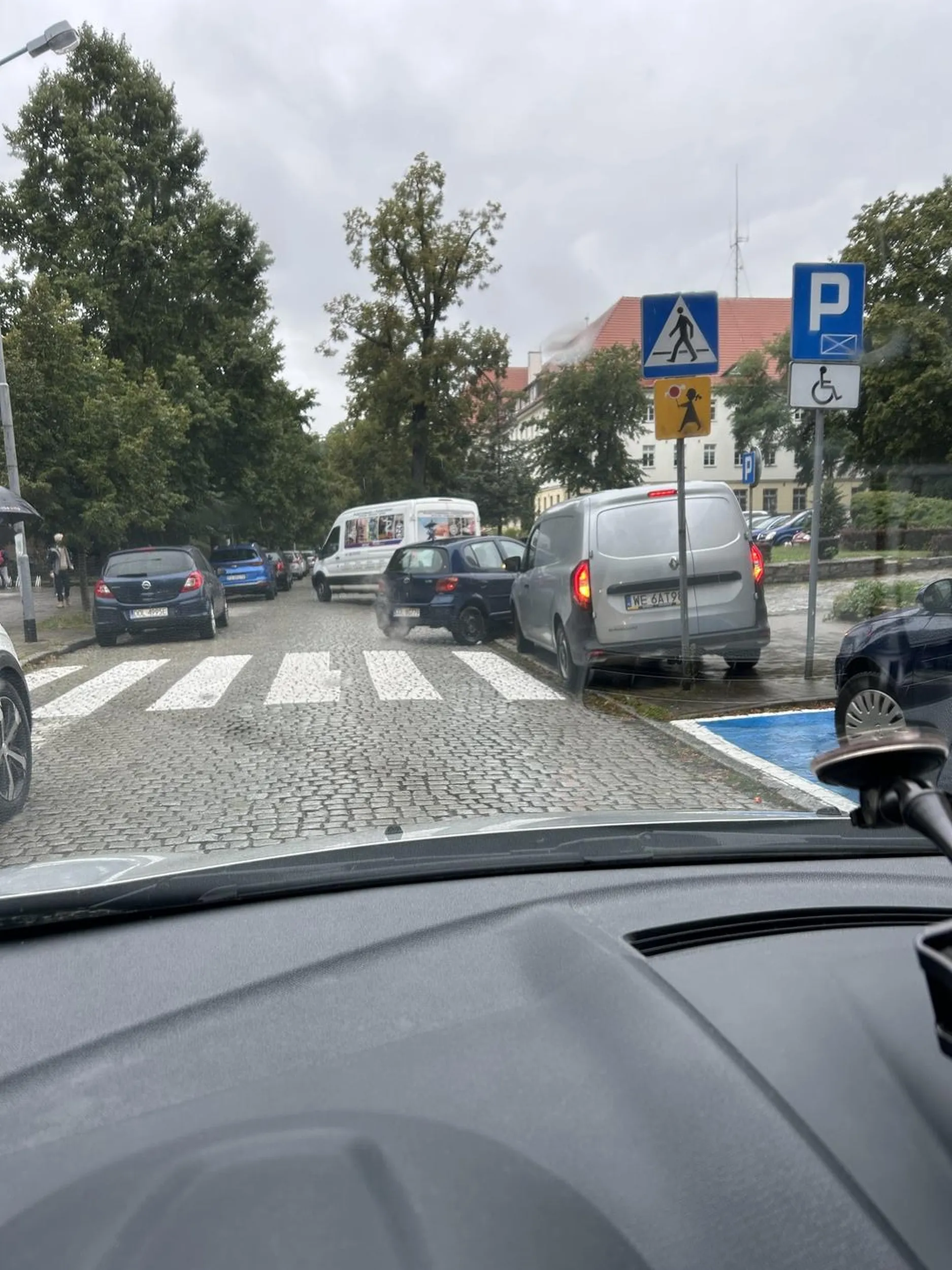 Dzieci w deszczu nie mają jak przejść po szkole przez pasy