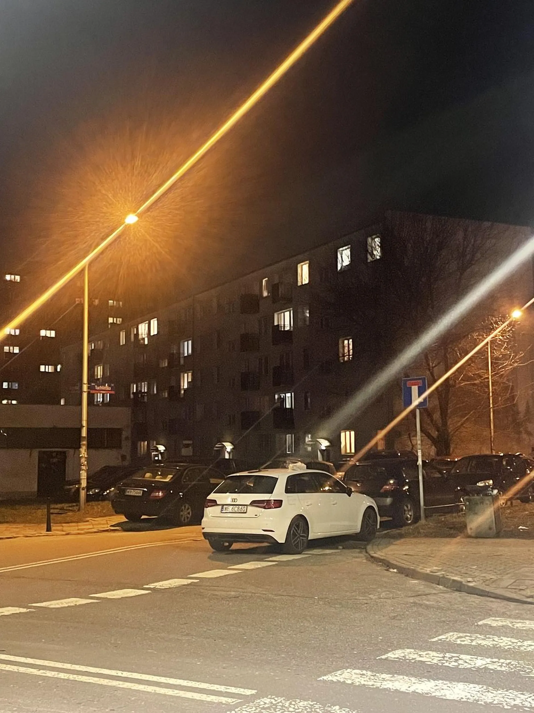 Parkuje się na przejściu