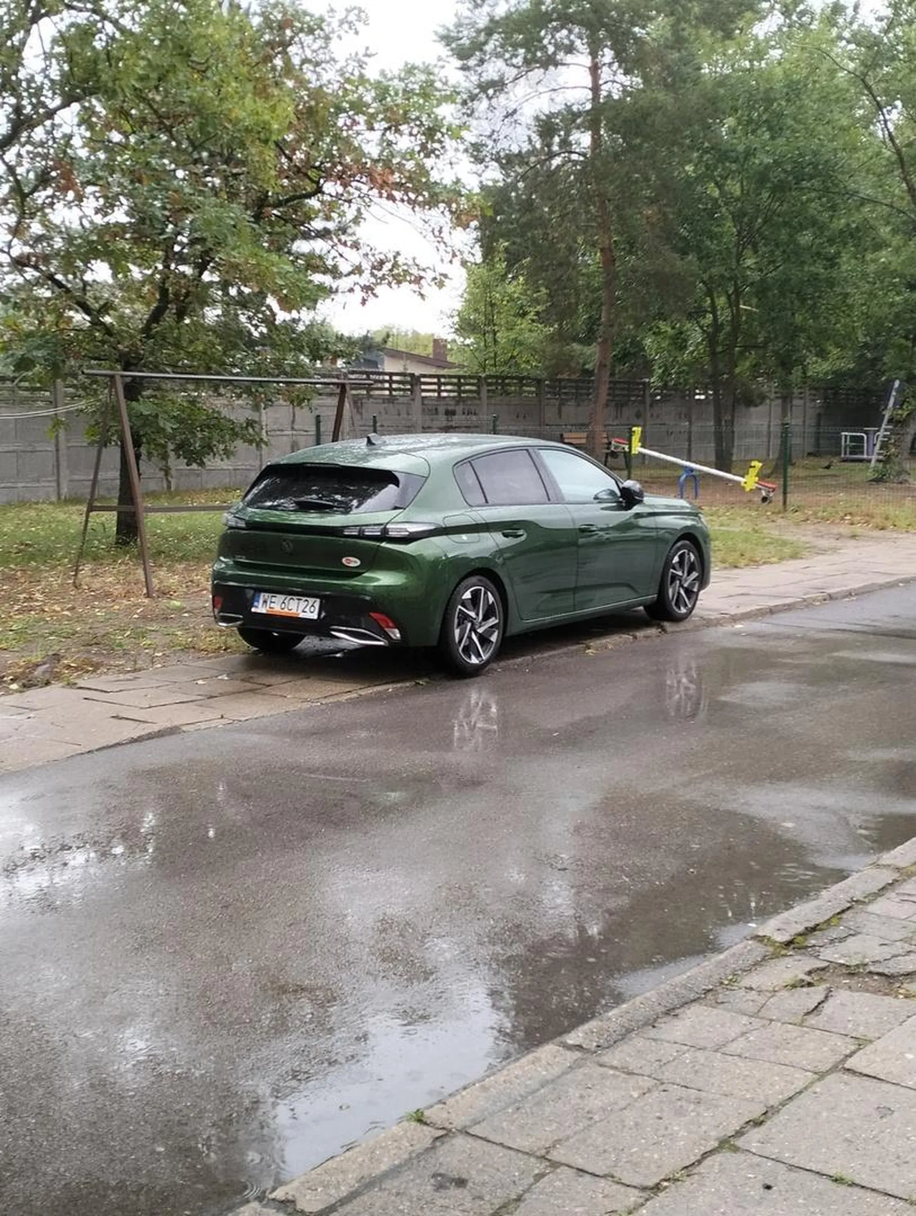 Brawo, zastawienie całego chodnika mimo że 10 metrów dalej są miejsca parkingowe bezpłatne, brak słów...