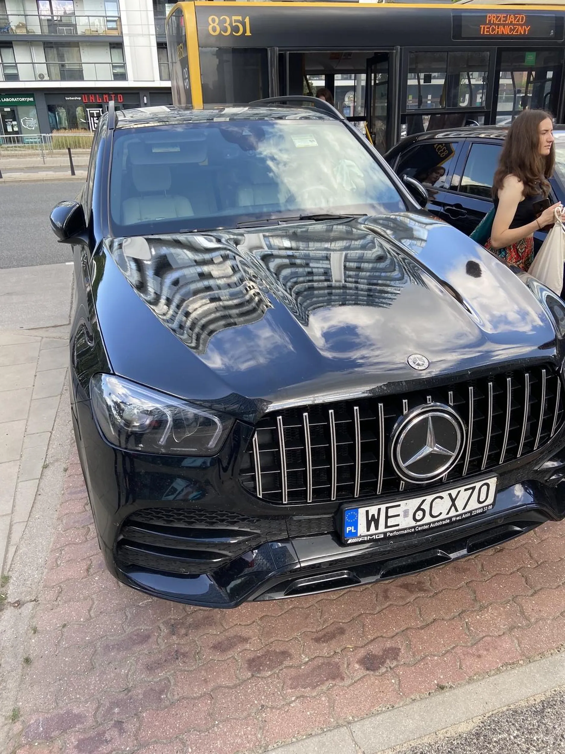 Parkuje tak, że z autobusu wyjść nie mozna