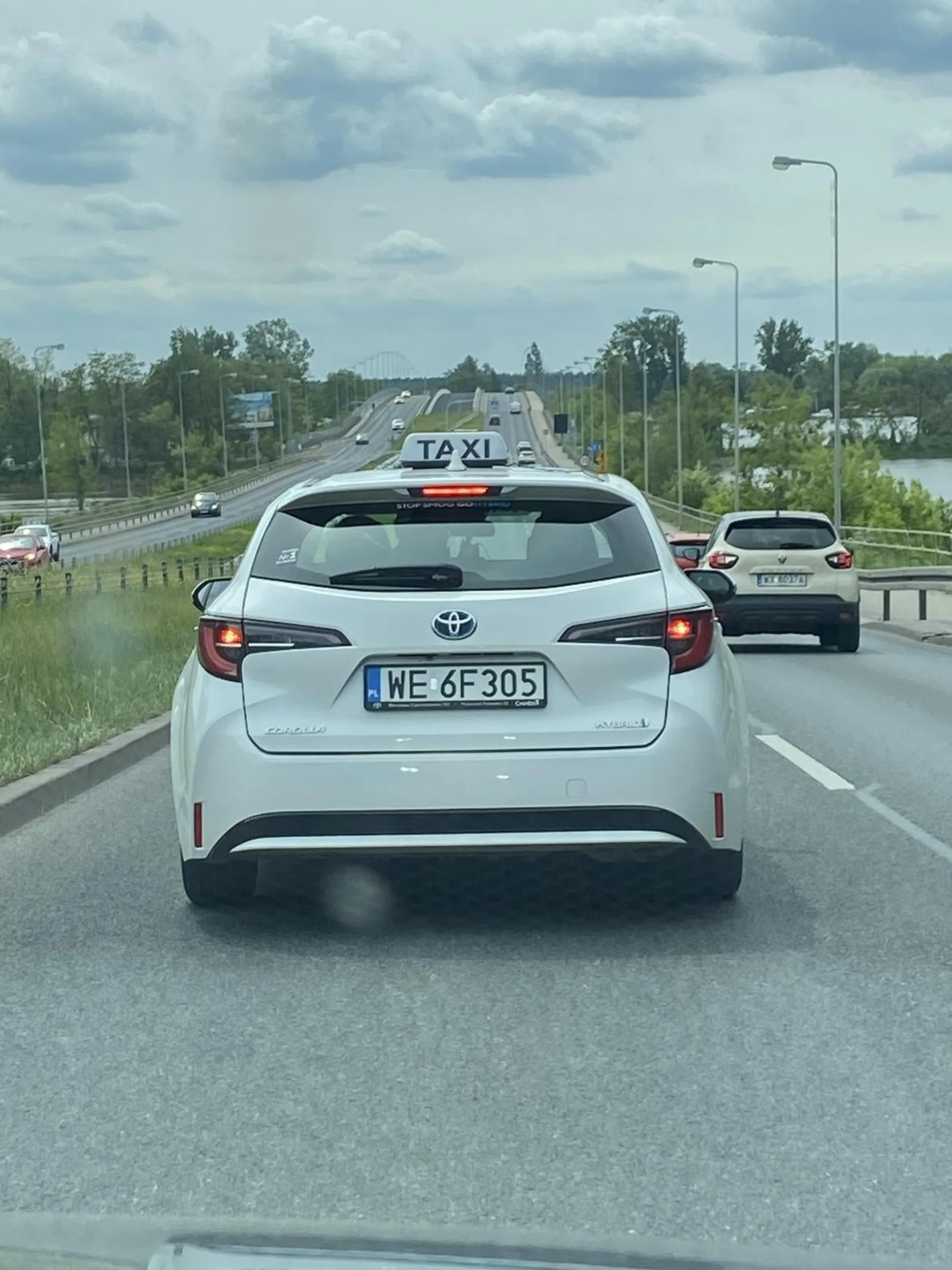 Lewy pas jest do wyprzedzania a nie do jazdy 50 km/h i hamowanie