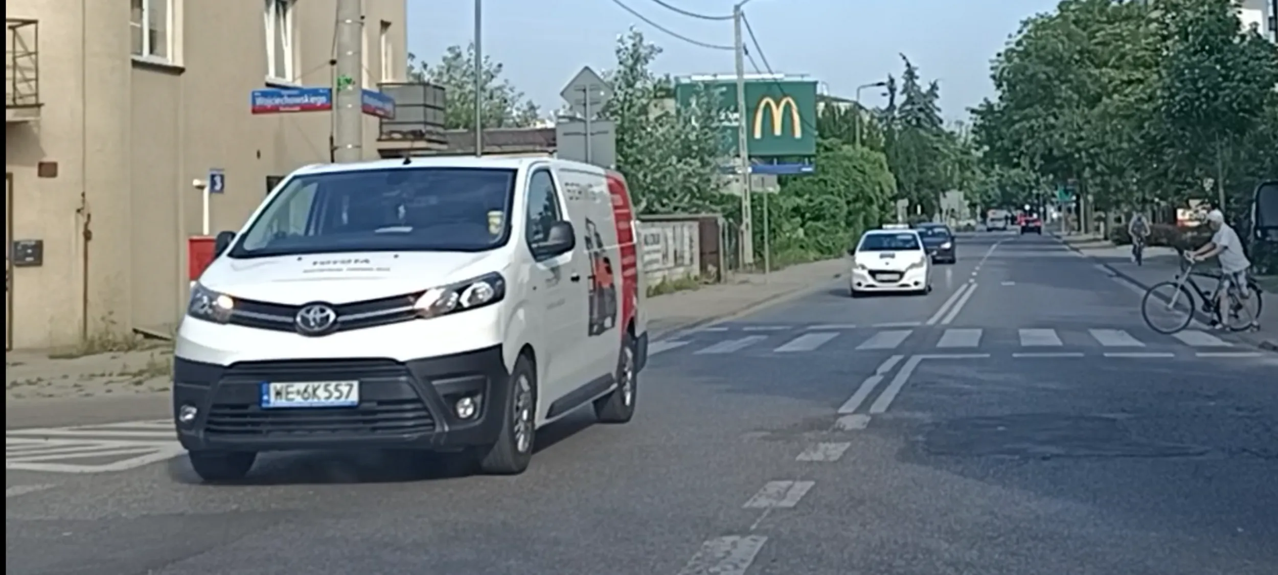 Bandyta drogowy przejeżdża przed nosem pieszego z rowerem na przejściu dla pieszych