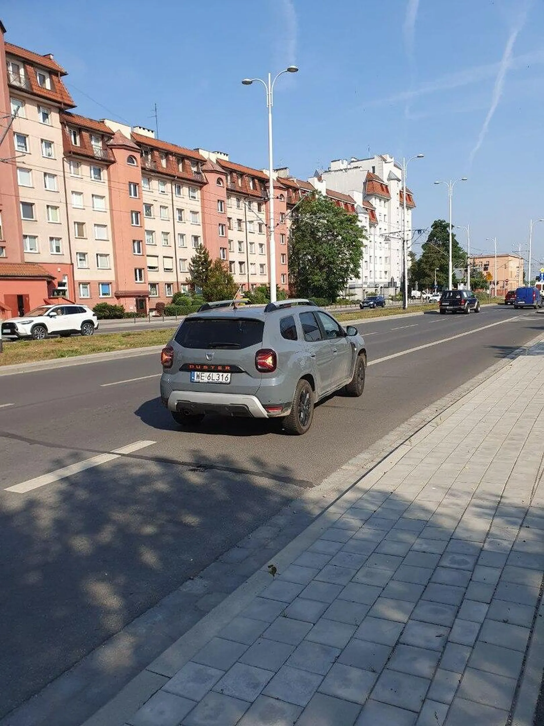 Dziś amal potrącił mnie na przejściu, kiedy wyjeżdżał z parkingu. Ja jechałem na zielone światło rowerem; na tym przejśćiu można poruszać się rowerem. Kierowca (chudy mężczysna 45-50 lat) wybegł z samochodu i zaczął krzyczać, że to "rowerzysci muszą   jechać wolnej na skrzyżowaniu" (jakim skrzyżowaniu? to przejście). Potem "spierdolaj na Ukraine". Chamskie zachowanie i brak kultury.